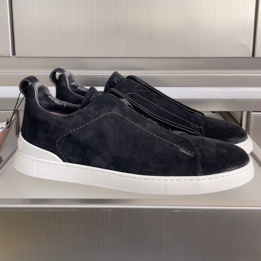 NO:706466,Top version men's ZEGNA Zegna Triple Stitch SECONDSKIN series men's casual sports shoes skate shoes white shoes this Triple Stitch SECONDSKIN  The casual shoes are made of selected leather, giving them an even more flexible feel than before. Zegna's signature triple cross elastic details ensure easy on and off, and are reminiscent of the traditional hand-sewn craftsmanship of the brand's tailoring jackets, paying tribute to Zegna's exquisite craftsmanship. Made of particularly soft and lightweight uppers, with white rubber soles. Exquisite packaging at the delivery counter. Fabric: Original custom-made imported first-grain cowhide. Lining: Original custom-made soft sheepskin lining. Sole: Original open-molded foam rubber outsole. Thick sole.  3cm Size: Men's 39-45 (can be customized to 46/47), loafers, zegna, loafers, sneakers, jackets & coats, cowhide, sheepskin19860909顶级版本男款 ZEGNA 杰尼亚 Triple Stitch SECONDSKIN系列 男士 休闲 运动鞋 滑板鞋 小白鞋 这款Triple Stitch SECONDSKIN 休闲鞋以精选皮革制成,赋予其更胜以往的灵便之感.杰尼亚标志性三重交叉松紧细节确保穿脱灵便,同时令人联想到品牌精裁夹克的传统手工缝制工艺,致敬杰尼亚的精湛工艺传承.采用尤为柔软的轻盈鞋面,配以白色橡胶鞋底 配送专柜精美包装 面料 : 原版定制进口头层牛皮 内里 : 原版定制柔软羊皮里 鞋底 : 原版开模发泡橡胶大底 底厚 3cm Size : 男款39-45（可定制46/47）,乐福鞋,zegna,loafers,sneakers,jackets & coats,cowhide,sheepskin,Women's Shoes