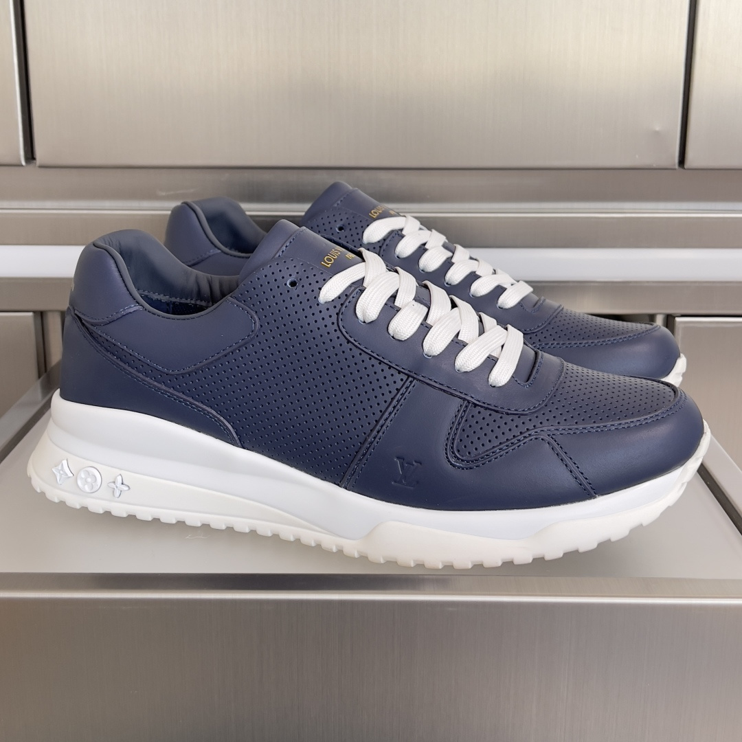 NO:707180,Top version of men's model LV Louis Vuitton Donkey Brand L Home Classic Run Away Series Casual Sports Shoes Dad Shoes Original purchase, development and production This Run Away sneaker combines the brand's classic Monogram embossed grained cow leather and Epi cow leather, and uses a wedge rubber outsole to interpret the inspiration of running shoes. LV letters and Louis Vuitton Paris logo are respectively embellished on the tongue and rear. Exquisite packaging at the delivery counter. Fabric original custom-made imported first-layer cowhide.  The inner lining is made of original custom sheepskin + breathable mesh. The sole is made of original molded non-slip TPU material. The sole thickness is 4CM. Size: Men's 39-46, casual shoes/sports shoes, louis vuitton, louis vuitton, louis vuitton, louis vuitton, sneakers, cowhide, sheepskin19860909顶级版本男款 LV 路易威登 驴牌L家 经典Run Away系列 休闲 运动鞋 老爹鞋 原版购入开发 做货 本款 Run Away 运动鞋融汇品牌经典 Monogram 压纹粒面牛皮革和 Epi 牛皮革,以坡跟橡胶外底诠释跑鞋灵感.LV 字母和路易威登巴黎标识分别点缀鞋舌和后部 配送专柜精美包装 面料原版定制进口头层牛皮 内里原版定制羊皮+透气网里 鞋底原版开模防滑TPU材质 底厚4CM Size:男款39-46,休闲鞋/运动鞋,louis vuitton,louis vuitton,louis vuitton,louis vuitton,sneakers,cowhide,sheepskin,Women's Shoes
