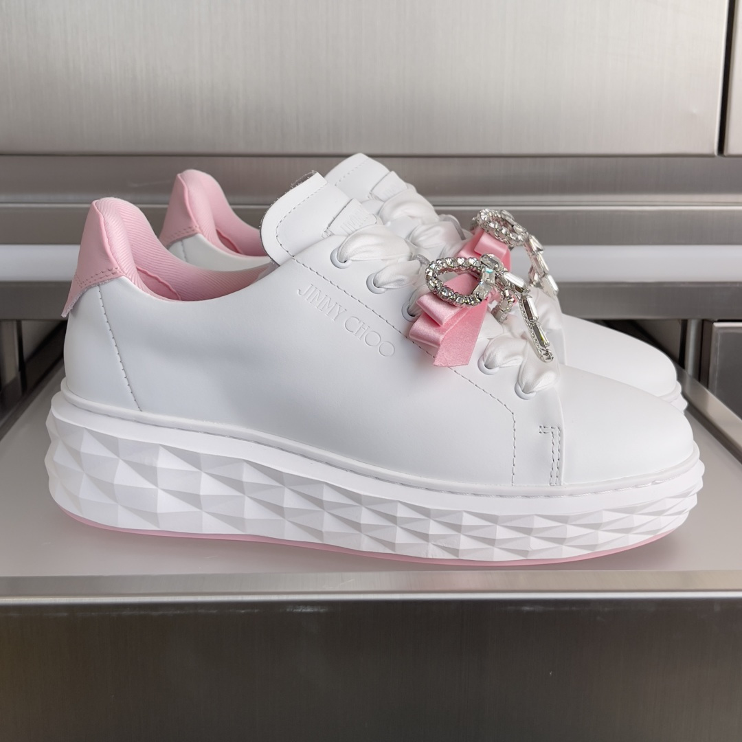 NO:707175,The top version of women's Jimmy Choo Jimmy Choo JC's latest joint model Diamond Light Maxi F series rhinestone bow thick sole casual sports shoes original purchase development and production Diamond Light Maxi F series sports shoes, the brand's iconic Diamond Light  A fashionable interpretation of the series of sports shoes. Smooth leather material, elegant round toe shoe shape, unique thick sole with three-dimensional design that imitates diamond clusters embedded in original stones, fashionable and tall. Ultra-comfortable thick-soled sports shoes, adding taste and fashion personality to your daily wear. Exquisite packaging at the delivery counter. Fabric: Original customized imported first-layer cowhide. Lining: Original customized soft sheepskin lining. Outsole: Original molded TPU material. Bottom thickness: 4.5CM. Size:  Women's 35-40, casual shoes/sports shoes, jimmy choo, sneakers, cowhide, sheepskin19860909顶级版本女款 Jimmy Choo周仰杰 JC最新联名款Diamond Light Maxi F 系列 水钻 蝴蝶结 厚底 休闲 运动鞋 原版购入开发 做货 Diamond Light Maxi F 系列运动鞋,是品牌标志性 Diamond Light 系列运动鞋的时尚演绎.光滑皮革材质,优雅圆头鞋型,别致厚底采用模仿嵌于原石中的钻石群立体设计,时髦又显高.超舒适厚底运动鞋款,为您的日常穿搭增添品味质感与时尚个性 配送专柜精美包装 面料: 原版定制进口头层牛皮 内里: 原版定制柔软羊皮里 大底: 原版开模TPU材质 底厚: 4.5CM Size: 女款35-40,休闲鞋/运动鞋,jimmy choo,sneakers,cowhide,sheepskin,Women's Shoes