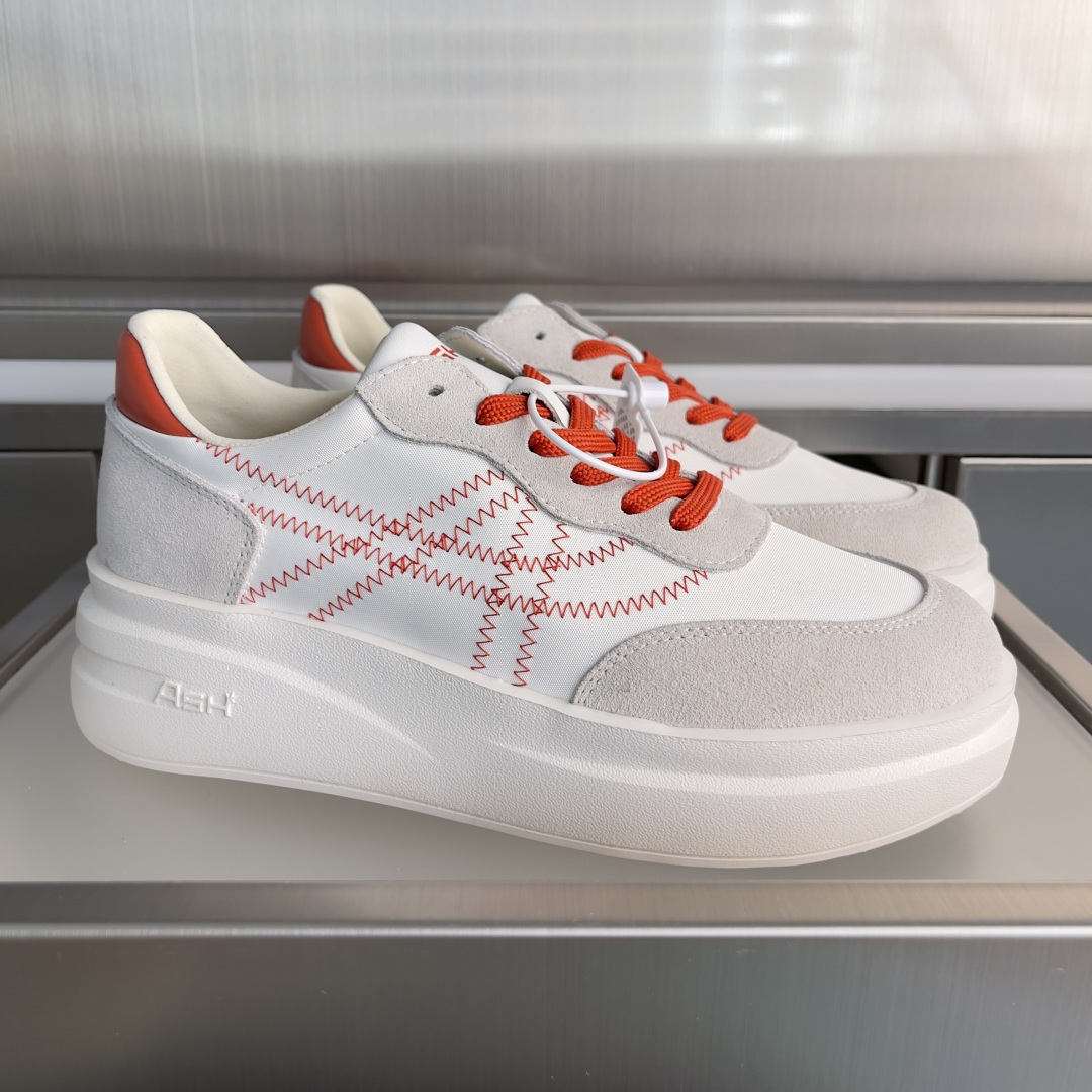 NO:711189,The top version of women's model ASH YOUTH (Cloud Rail) Thick Sole Heightening Platform Shoes Casual Sports Shoes White Shoes We hope to design a sports and leisure shoe product for women that has a heightening effect and is easy to wear without burden. 'Cloud Rail' Ladder was born. ASH YOUTH is committed to integrating women's fashion shoes with sports attributes. The delivery counter is exquisitely packaged. The fabric is original custom-made imported first-layer cowhide. The inner lining is original custom-made soft sheepskin. The sole is original molded ultra-light foam sole.  Bottom thickness 5CM Size: Women's 35-39 (can be customized to 40, casual shoes/sports shoes, sneakers, cowhide, sheepskin19860909顶级版本女款 ASH YOUTH（云轨）厚底 增高 松糕鞋 休闲 运动鞋 小白鞋 我们希望为女性群体设计一款具有增高效果,穿着轻松舒适没有负担的运动休闲鞋产品.「云轨」Ladder 因此而生 ASH YOUTH致力于将女性时尚鞋履与运动属性相融合 配送专柜精美包装 面料原版定制进口头层牛皮 内里原版定制柔软羊皮里 鞋底原版开模超轻发泡鞋底 底厚5CM Size:女款35-39（可定制40,休闲鞋/运动鞋,sneakers,cowhide,sheepskin,Women's Shoes