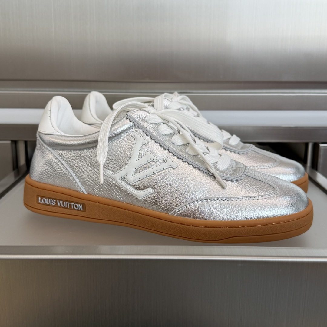 NO:711186,Top version of the couple's model LV Louis Vuitton L's Donkey Brand Frontrow Series Couples' Casual Sports Shoes This Frontrow sneaker is made of soft grained sheep leather, achieving a smooth shoe body profile. The metallic leather patch on the side of the LV letter mark, the Louis Vuitton logo resting on the rubber outsole. The padded insole and lightweight outsole together bring a comfortable and soft experience. The delivery counter is exquisitely packaged. The fabric is original custom-made imported first-layer cowhide. The lining is imported soft sheepskin. The sole is made of original open-molded non-slip rubber.  Bottom thickness 3CM Size: Women's 35-40 / Men's 39-45, casual shoes/sports shoes, louis vuitton, louis vuitton, louis vuitton, louis vuitton, sneakers, cowhide, sheepskin19860909顶级版本情侣款 LV路易威登 L家 驴牌 Frontrow系列 情侣款 休闲 运动鞋 本款 Frontrow 运动鞋选用柔软粒面羊皮革,成就流畅鞋身轮廓.LV字母标记侧面的金属质感皮革贴饰,路易威登标识栖身橡胶外底.加衬内底和轻盈外底共同带来舒柔体验 配送专柜精美包装 面料原版定制进口头层牛皮 内里进口柔软羊皮里 鞋底原版开模防滑橡胶材质 底厚3CM Size:女款35-40 / 男款39-45,休闲鞋/运动鞋,louis vuitton,louis vuitton,louis vuitton,louis vuitton,sneakers,cowhide,sheepskin,Women's Shoes