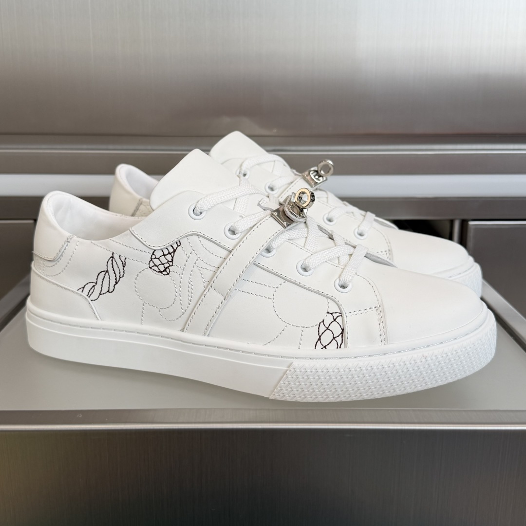 NO:726214,Top version of men's model Hermes H Home Day series Kelly buckle casual sports shoes white shoes calfskin sports shoes with functional Kelly shoe buckle. Create a fashionable urban style. Exquisite packaging at the delivery counter. The fabric is original custom-made imported first-layer cowhide. The lining is imported soft sheepskin. The sole is made of original molded anti-slip rubber. The sole is 3CM thick.  Size: Men's 39-46, casual shoes/sports shoes, hermes, hermes, sneakers, cowhide, sheepskin19860909顶级版本男款 Hermes爱马仕 H家 Day系列 Kelly扣 休闲 运动鞋 小白鞋 小牛皮运动鞋,搭配功能性Kelly鞋扣. 打造时尚都市造型 配送专柜精美包装 面料原版定制进口头层牛皮 内里进口柔软羊皮里 鞋底原版开模防滑橡胶材质 底厚3CM Size:男款39-46,休闲鞋/运动鞋,hermes,hermes,sneakers,cowhide,sheepskin,Women's Shoes