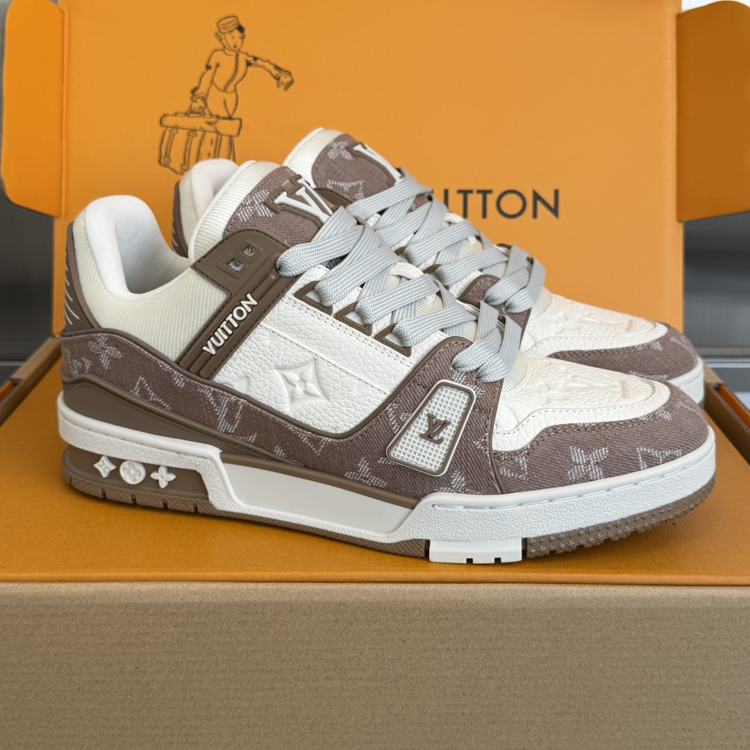 NO:725400,The top version of the couple's model LV Trainer Louis Vuitton Donkey Brand L's Couple's Model Casual Sports Shoes Skateboard Shoes Original purchase, development and production This LV Trainer sneaker is made of smooth cow leather with a Monogram pattern, telling the inspiration of retro basketball shoes. The complex upper is embellished with LV letters, and the #54 logo traces the birth of the brand in 1854. Exquisite packaging at the delivery counter. Fabric: Original customized imported first-layer cowhide. Lining: Original customized breathable mesh lining.  Outsole: Original open mold non-slip TPU material Sole thickness: 3CM Size: Women's 35-41 / Men's 38-46, casual shoes/sports shoes, louis vuitton, louis vuitton, louis vuitton, louis vuitton, sneakers, cowhide19860909顶级版本情侣款 LV Trainer路易威登 驴牌 L家 情侣款 休闲 运动鞋 滑板鞋 原版购入开发 做货 本款 LV Trainer 运动鞋为光滑牛皮革描绘 Monogram 图案,讲述复古篮球鞋的灵感启发.繁复鞋面点缀 LV 字母,#54 标识追溯品牌诞生的 1854 年 配送专柜精美包装 面料: 原版定制进口头层牛皮 内里: 原版定制透气网里 大底: 原版开模防滑TPU材质 底厚: 3CM Size: 女款35-41 / 男款38-46,休闲鞋/运动鞋,louis vuitton,louis vuitton,louis vuitton,louis vuitton,sneakers,cowhide,Women's Shoes