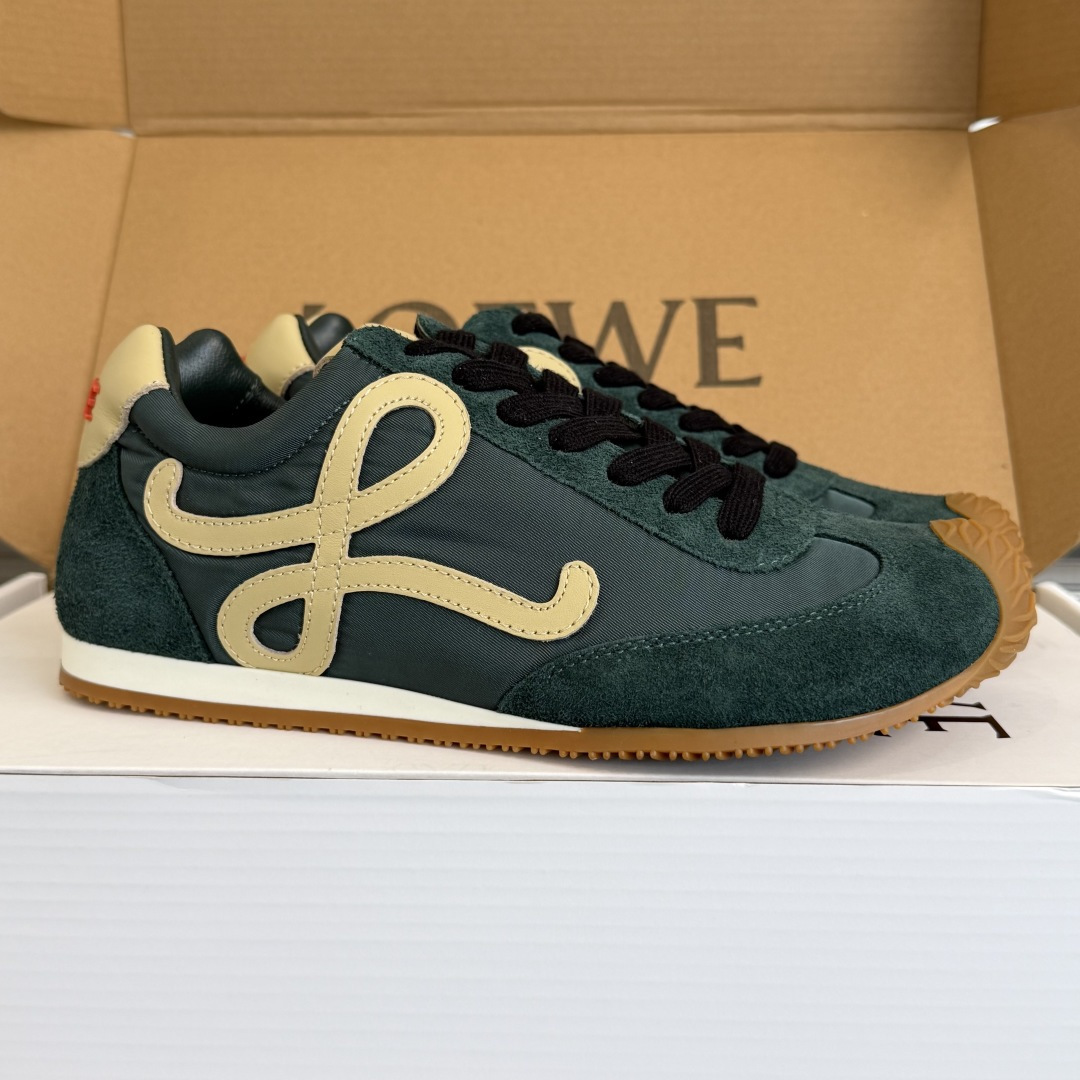 NO:725403,Top version of couple's model LOEWE Latest catwalk model Ballet Runner 2.0 couple's model Ballet Casual Sports Shoes Virtue Training Shoes Forrest Shoes Original purchase, development and production Nylon and cowhide leather sports shoes, asymmetrical toe design, sock-like internal structure, light rubber outsole extending to the toe. Exquisite packaging at the delivery counter Fabric: Original customized imported first-layer cowhide, imported soft sheepskin lining + mesh lining, original open-molded anti-slip rubber material for the sole  The sole thickness is increased by 2.5CM Size: women's 35-41 / men's 39-45, casual shoes/sports shoes, loewe, loewe, sneakers, cowhide, sheepskin19860909顶级版本情侣款 LOEWE 罗意威 最新走秀款 Ballet Runner 2.0情侣款 芭蕾 休闲 运动鞋 德训鞋 阿甘鞋 原版购入开发 做货 尼龙和牛皮革运动鞋,不对称鞋头设计、袜状内部结构,轻盈橡胶外底延伸至鞋头. 配送专柜精美包装 面料:原版定制进口头层牛皮 内里进口柔软羊皮+网里 鞋底原版开模防滑橡胶材质 底厚增高2.5CM Size:女款35-41 / 男款39-45,休闲鞋/运动鞋,loewe,loewe,sneakers,cowhide,sheepskin,Women's Shoes