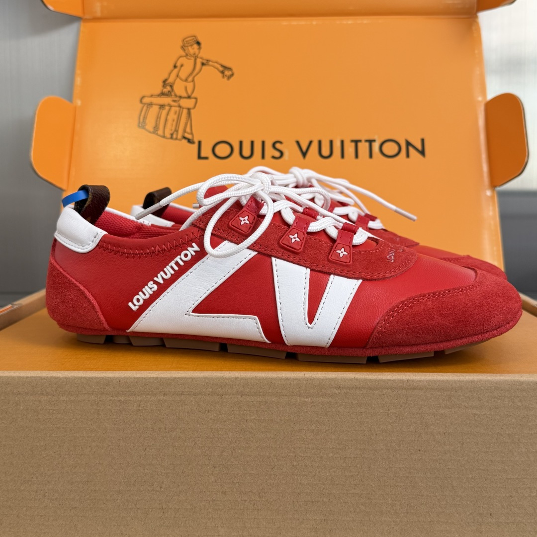 NO:725406,Top version of women's model LV Louis Vuitton L's Donkey brand latest Sneakerina series couple model ballet sneakers moral training shoes casual flat shoes sneakers original purchase development and production This LV Sneakerina ballet style sneakers are made of silky suede cow leather to create smooth lines, with the light structure of ballet shoes and the comfortable texture of sneakers. The LV logo on the side and the Monogram canvas back strap are rich in details, Sacchetto craftsmanship and  TPU outsole upgrades soft wearing experience. Exquisite packaging at delivery counter. Fabric: Original custom imported first-layer cowhide. Original custom breathable mesh lining. Original molded injection TPU material for sole. Sole thickness 1.5CM. Size: women's 35-42, casual shoes/sports shoes, louis vuitton, louis vuitton, louis vuitton, louis vuitton, flats, sneakers, cowhide.19860909顶级版本女款 LV路易威登 L家 驴牌 最新Sneakerina系列 情侣款 芭蕾运动鞋 德训鞋 休闲 平底鞋 球鞋 原版购入开发 做货 这款LV Sneakerina 芭蕾风运动鞋以丝滑绒面牛皮革塑造流畅线条,兼具芭蕾舞鞋的轻盈构型和运动鞋的舒适质感.侧面 LV 标识和 Monogram 帆布后袢带丰富细节,Sacchetto 工艺和 TPU 外底升级轻柔穿着体验 配送专柜精美包装 面料:原版定制进口头层牛皮 内里原版定制透气网里 鞋底原版开模注塑TPU材质 底厚1.5CM Size:女款35-42,休闲鞋/运动鞋,louis vuitton,louis vuitton,louis vuitton,louis vuitton,flats,sneakers,cowhide,Women's Shoes