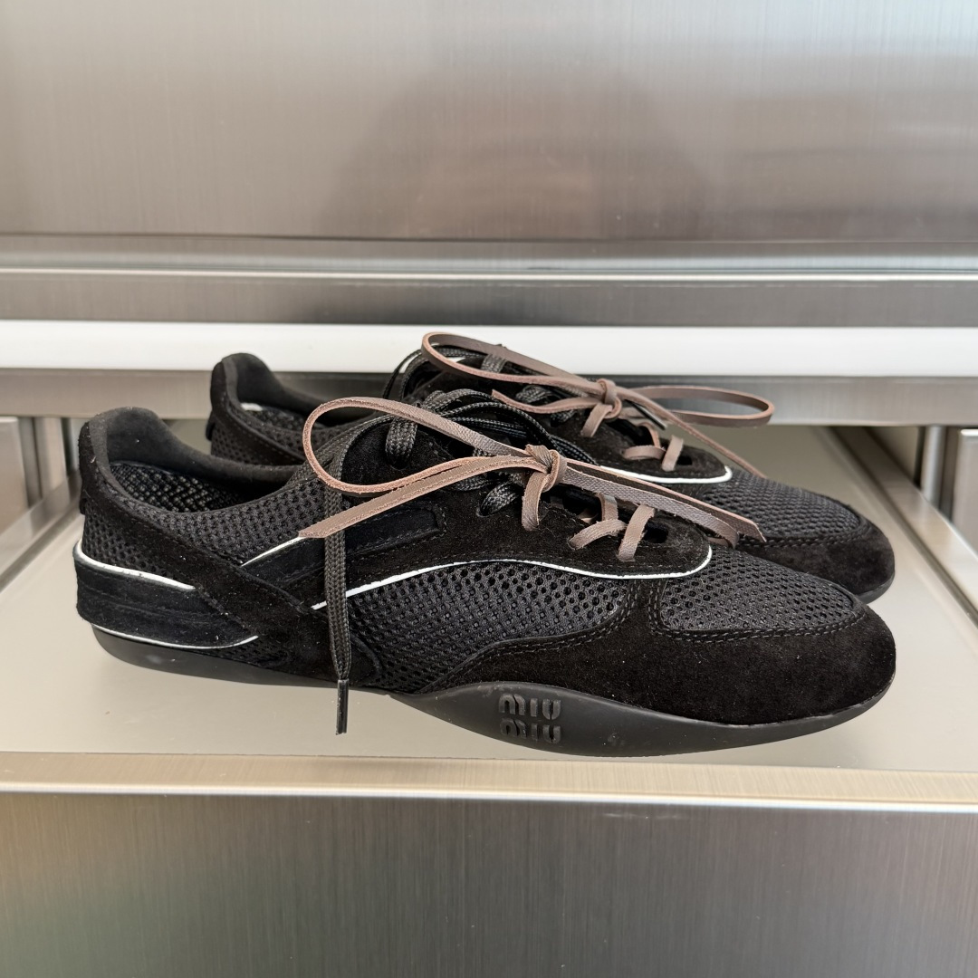 NO:726200,Top version of women's model MiuMiu Miu Miu Latest runway model Gymnasium series color blocking casual sports shoes De training shoes Forrest shoes Original purchase development and production This sneaker is crafted from technical fabrics and suede leather, with an ultra-light structure that integrates casual elements and sports style. Colorful ribbons and logo embossed soles highlight Miu Miu's sporty and fashionable personality. Exquisite packaging at the delivery counter. Fabric: Original customized imported cowhide + mesh  The inner lining is made of original custom-made breathable mesh. The sole is made of original molded non-slip rubber. The sole thickness is 1.5CM. Size: women's 35-40, casual shoes/sports shoes, miumiu, sneakers, cowhide19860909顶级版本女款 MiuMiu缪缪 最新走秀款Gymnasium系列 拼色 休闲 运动鞋 德训鞋 阿甘鞋 原版购入开发 做货 这款运动鞋选用科技面料和绒面皮革匠心打造,超轻盈结构,将休闲元素和运动风尚融为一体.彩色饰带和徽标压花鞋底凸显Miu Miu的运动时尚个性 配送专柜精美包装 面料:原版定制进口牛皮+网面 内里原版定制透气网里 鞋底原版开模防滑橡胶材质 底厚1.5CM Size:女款35-40,休闲鞋/运动鞋,miumiu,sneakers,cowhide,Women's Shoes