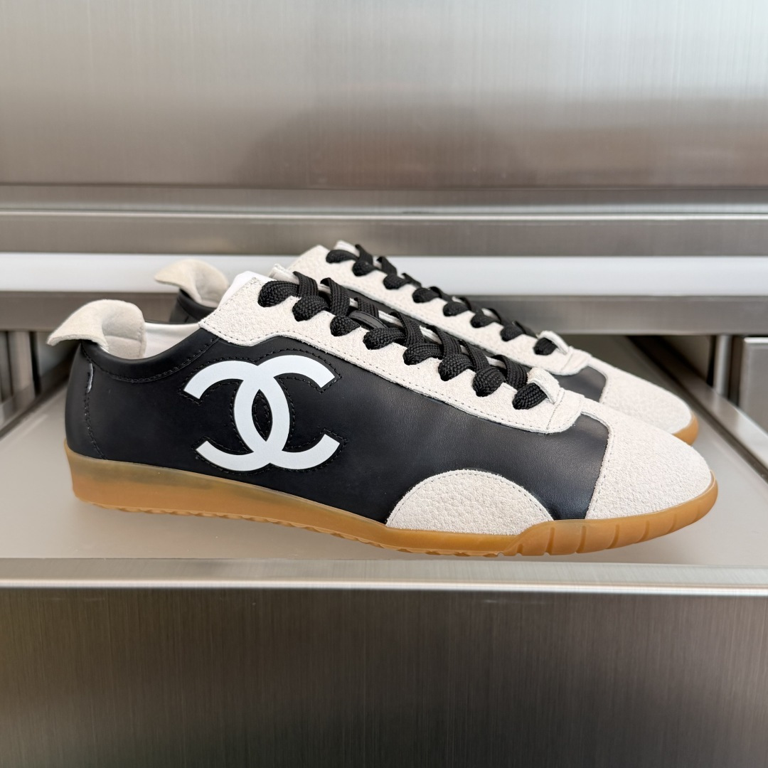 NO:726179,The top version of Chanel Chanel for women, Xiaoxiang 26P, Panda color matching, moral shoes, casual sports shoes, original purchase and development, production, Xiaoxiang C home, another super hot model in the counter, the favorite of Internet celebrity bloggers and ladies, various praises on social platforms, super popular, high quality, breathable, super spring and summer, seeing this issue always arouses the inner desire of fashion among girls. The latest suede material, classic black and white color, full of fashionable feeling on the feet, easy to care for  Exquisite packaging at the delivery counter. Fabric: Original customized imported first-layer cowhide. Customized imported sheepskin lining. Original molded non-slip rubber sole. Bottom thickness 2CM. Size: Women's 35-40 (can be customized 41, casual shoes/sports shoes, chanel, chanel, chanel, sneakers, cowhide, sheepskin, chamois leather).19860909顶级版本女款 Chanel香奈儿 小香26P 熊猫配色 德训鞋 休闲 运动鞋 原版购入开发 做货 小香 C家 专柜又一超级大爆款,网红博主小姐姐们的挚爱,社交平台的各种夸赞,人气超高质感透气超级春夏,看到这期总能唤起少女内心对时髦的诉求 最新麂皮材质 经典黑白配色 上脚时髦感十足 容易打理 配送专柜精美包装 面料:原版定制进口头层牛皮 内里定制进口羊皮里 鞋底原版开模防滑橡胶材质 底厚2CM Size : 女款35-40（可定制41,休闲鞋/运动鞋,chanel,chanel,chanel,sneakers,cowhide,sheepskin,chamois leather,Women's Shoes