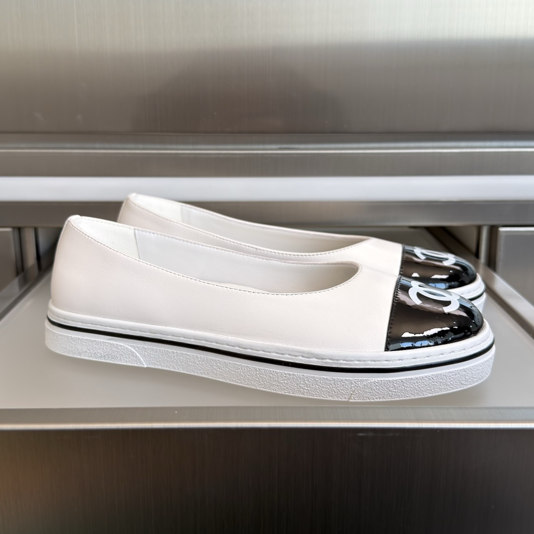 NO:748498,The top version of Chanel Chanel for women, Xiaoxiang 26P, black and white panda, color matching, thick sole, Mary Jane casual shoes, original purchase and development, production, Xiaoxiang C Home, another super hot model in the counter, loved by Internet celebrity bloggers and ladies, various praises on social platforms, super popular, high quality, breathable, super spring and summer, seeing this issue always arouses the inner desire of fashion among girls. The latest suede material, classic black and white color, full of fashionable feeling on the feet.  Easy to take care of. Exquisite packaging at the delivery counter. Fabric: Original customized imported first-layer cowhide. Customized imported sheepskin lining. Original molded non-slip rubber sole. Sole thickness 2.5CM. Size: Women's 35-40 (can be customized 41, single shoes, chanel, chanel, chanel, mary jane, cowhide, sheepskin, chamois leather).19860909顶级版本女款 Chanel香奈儿 小香26P 黑白熊猫 拼色 厚底 玛丽珍 休闲鞋 原版购入开发 做货 小香 C家 专柜又一超级大爆款,网红博主小姐姐们的挚爱,社交平台的各种夸赞,人气超高质感透气超级春夏,看到这期总能唤起少女内心对时髦的诉求 最新麂皮材质 经典黑白配色 上脚时髦感十足 容易打理 配送专柜精美包装 面料:原版定制进口头层牛皮 内里定制进口羊皮里 鞋底原版开模防滑橡胶材质 底厚2.5CM Size : 女款35-40（可定制41,单鞋,chanel,chanel,chanel,mary jane,cowhide,sheepskin,chamois leather,Women's Shoes