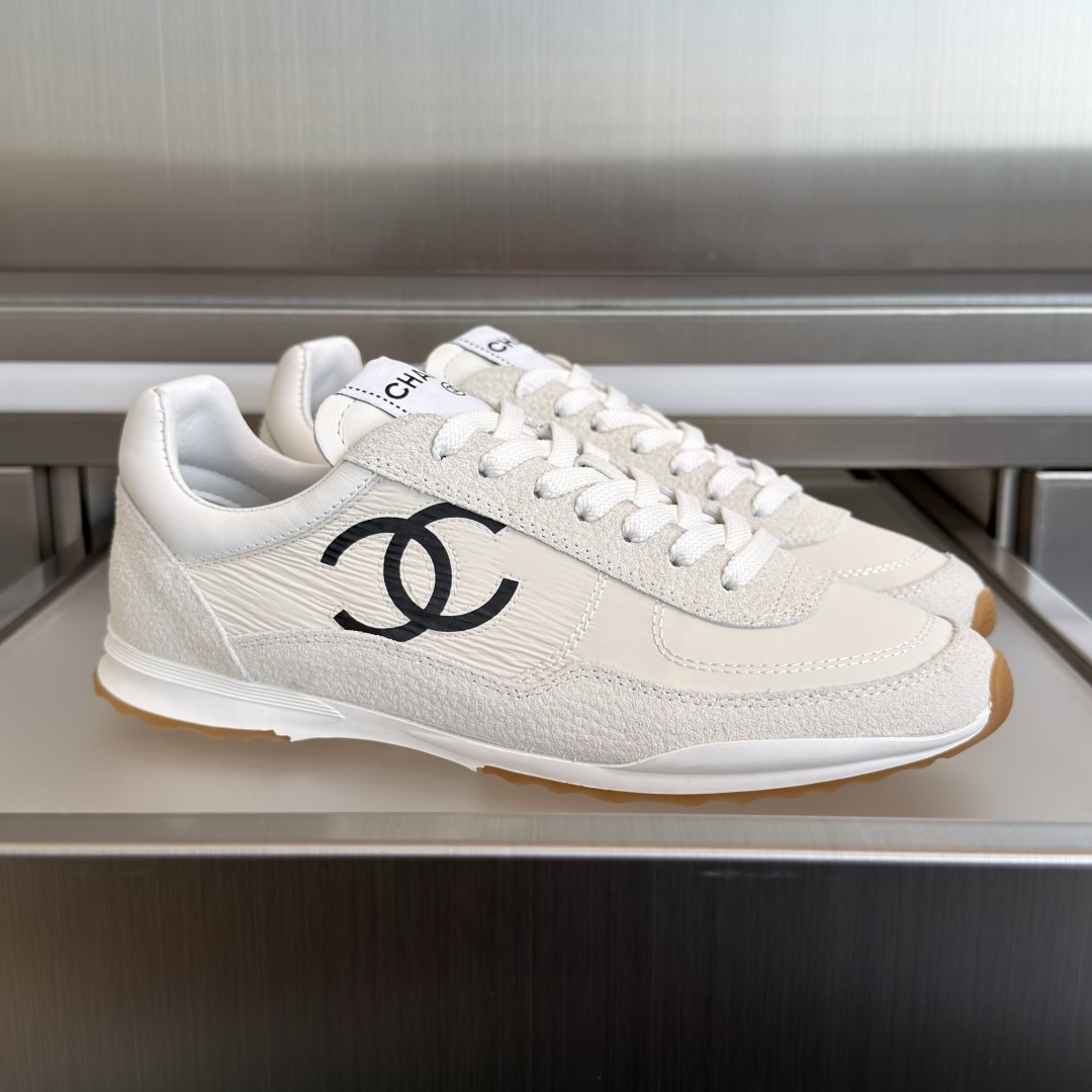 NO:722493,The top version of women's Chanel Chanel Xiaoxiang 26P panda color casual sports shoes original purchase and development production Xiaoxiang C Home counter another super hot style, the love of Internet celebrity bloggers and ladies, various praises on social platforms, super popular high quality, breathable and super spring and summer, seeing this issue always arouses the inner desire of fashion in girls. The latest suede material, classic black and white color, full of fashionable feeling on the feet, easy to take care of  Exquisite packaging at the delivery counter. Fabric: Original customized imported first-layer cowhide. Customized imported sheepskin lining. Original molded non-slip rubber sole. Bottom thickness 2CM. Size: Women's 35-40 (can be customized 41, casual shoes/sports shoes, chanel, chanel, chanel, sneakers, cowhide, sheepskin, chamois leather).19860909顶级版本女款 Chanel香奈儿 小香26P 熊猫配色 休闲 运动鞋 原版购入开发 做货 小香 C家 专柜又一超级大爆款,网红博主小姐姐们的挚爱,社交平台的各种夸赞,人气超高质感透气超级春夏,看到这期总能唤起少女内心对时髦的诉求 最新麂皮材质 经典黑白配色 上脚时髦感十足 容易打理 配送专柜精美包装 面料:原版定制进口头层牛皮 内里定制进口羊皮里 鞋底原版开模防滑橡胶材质 底厚2CM Size : 女款35-40（可定制41,休闲鞋/运动鞋,chanel,chanel,chanel,sneakers,cowhide,sheepskin,chamois leather,Women's Shoes