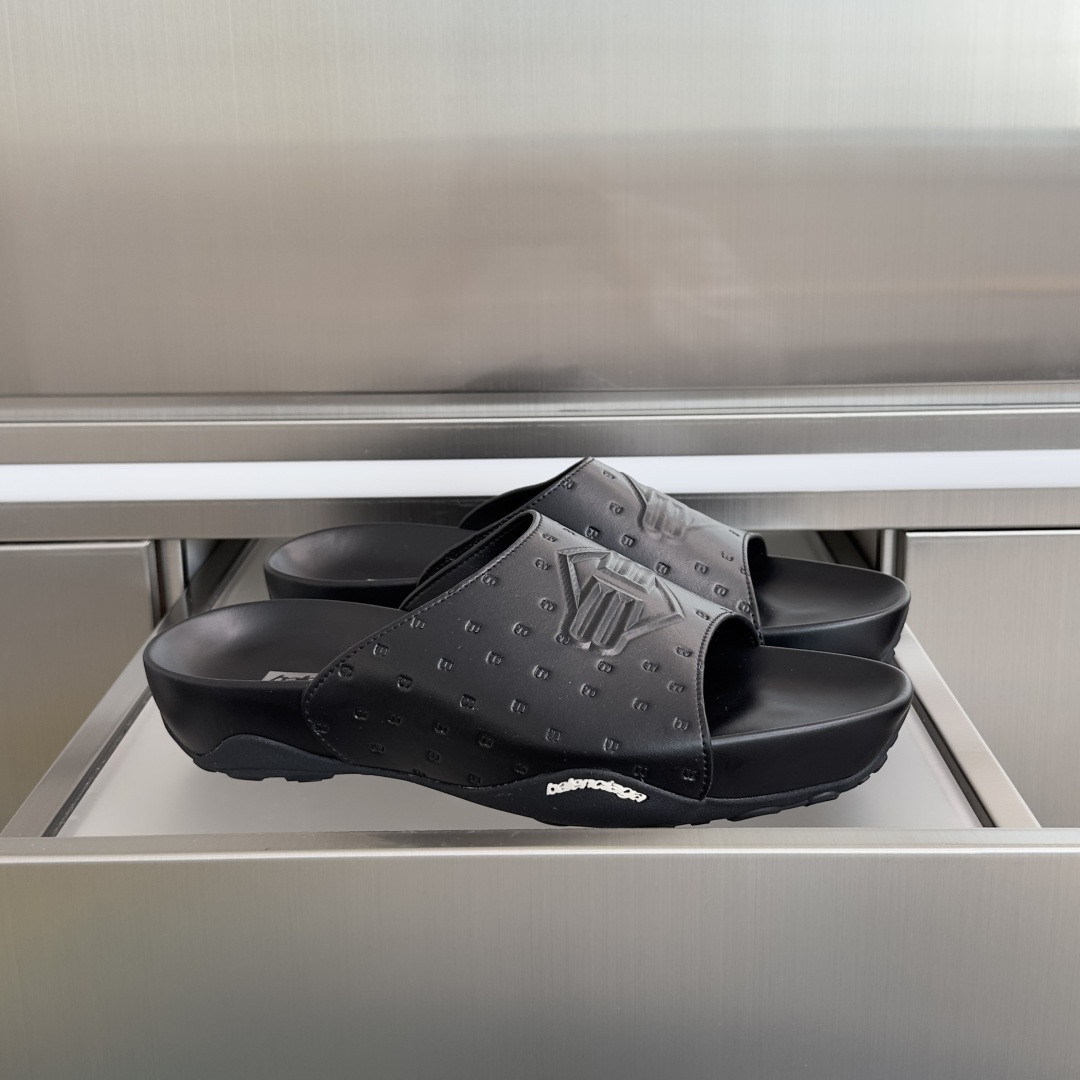 NO:722489,Top version of men's Balenciaga monday ultra series retro thick-soled slippers. Balenciaga monday ultra slippers are part of the 2026 spring series. They still look 'Banish', with a certain degree of distressing added to the fabric upper, and a 3B sports logo on the side, which makes the overall look more recognizable. The delivery counter is exquisitely packaged. The fabric is original custom-made imported super-transformed leather. The lining is imported super-transformed leather. The sole is made of original molded anti-slip rubber. The sole is 4.5CM thick. Size: Men's 38-46, slippers, balenciaga, balenciaga, slippers19860909顶级版本男款 Balenciaga巴黎世家monday ultra系列 复古 厚底 拖鞋 巴黎世家 monday ultra 拖鞋2026春季系列的一部分 看上去依然「巴味」十足,织物鞋面加入了一定程度的做旧,侧面安排上了3B运动徽标,整体辦识度更高了 配送专柜精美包装 面料原版定制进口超迁皮革 内里进口超迁皮革 鞋底原版开模防滑橡胶材质 底厚4.5CM Size:男款38-46,拖鞋,balenciaga,balenciaga,slippers,Women's Shoes