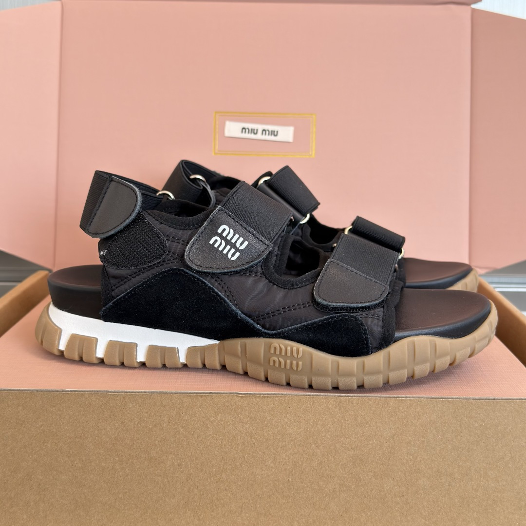 NO:722486,Top version of women's model MiuMiu Miu Miu's latest Tire series Thick sole Velcro Casual Sports Sandals Original purchase, development and production This Tire combines elegance and sports function. The dynamic rubber sole is flexible and wear-resistant, reminiscent of tire patterns. This version of sports shoes is made of fabric and suede leather, showing Miu Miu's avant-garde attitude. The distribution counter is exquisitely packaged. The fabric is original, customized imported fabric + cowhide, and the lining is imported breathable fabric.  The sole is made of original molded non-slip TPU material, sole thickness 3CM. Size: women's 35-40, sandals, miumiu, sandals, sneakers, cowhide19860909顶级版本女款 MiuMiu缪缪 最新Tyre系列 厚底 魔术贴 休闲 运动 凉鞋 原版购入开发 做货 这款Tyre集优雅气质与运动功能于一身.动感橡胶鞋底柔韧耐磨,令人联想起轮胎花纹.这一版运动鞋选用织物面料与绒面皮革制成,昭示Miu Miu前卫态度 配送专柜精美包装 面料原版定制进口织物+牛皮 内里进口透气织物 鞋底原版开模防滑TPU材质 底厚3CM Size:女款35-40,凉鞋,miumiu,sandals,sneakers,cowhide,Women's Shoes