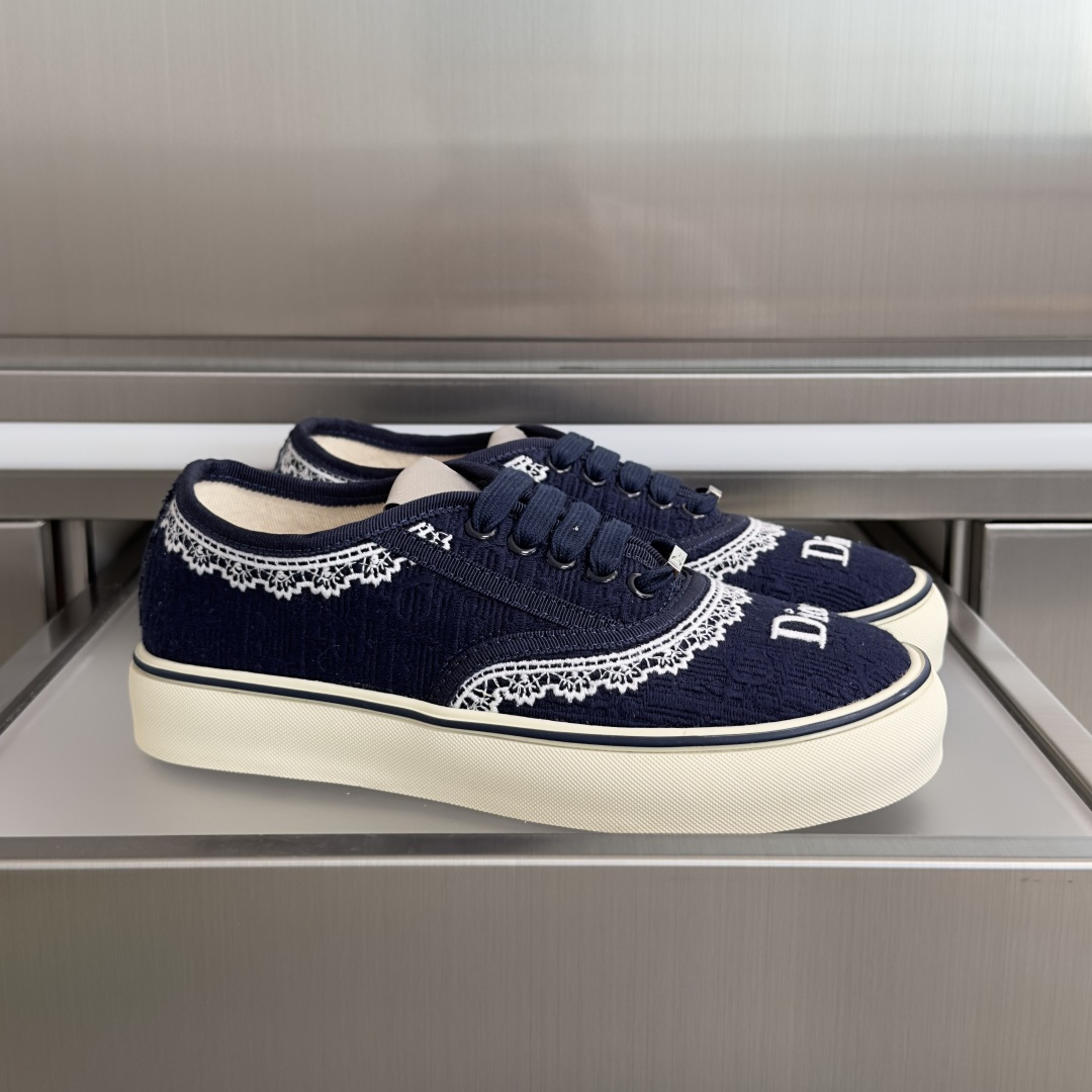 NO:722479,The top version of women's Dior Saltwind series, retro, presbyopia, lace canvas shoes, couple's style, casual sneakers, sneakers. This Dior Saltwind sneaker designed by Jonathan Anderson is fashionable and chic, a new interpretation of the classic nautical style shoe. Decorated with Oblique print, embellished with white lace to enhance the style, with round toe and grosgrain topstitch details, unique, lightweight and comfortable, it is Dior  A new classic item. It can be matched with all kinds of men's or women's styles, showing a fashionable and simple style. Exquisite packaging at the delivery counter. Fabric: Original customized high-density canvas material. Customized high-density canvas lining. Original molded non-slip rubber sole material. Bottom thickness 3.5CM. Size: Women's 35-41 (customized 41, casual shoes/sports shoes, dior, dior, sneakers)19860909顶级版本女款 Dior迪奥 Saltwind 系列 复古 老花 蕾丝 帆布鞋 情侣款 休闲 运动鞋 板鞋 这款乔纳森·安德森 (Jonathan Anderson) 设计的 Dior Saltwind 运动鞋时尚别致,全新演绎经典航海风鞋款.饰以 Oblique 印花,点缀以白色蕾丝提升格调,搭配圆形鞋头和罗缎缉面线细节,别具一格,款式轻盈舒适,是 Dior 的全新经典单品.可与各式男装或女装造型搭配,彰显时尚简约的风范 配送专柜精美包装 面料:原版定制高密度帆布材质 内里定制高密度帆布 鞋底原版开模防滑橡胶材质 底厚3.5CM Size : 女款35-41（41定制,休闲鞋/运动鞋,dior,dior,sneakers,Women's Shoes