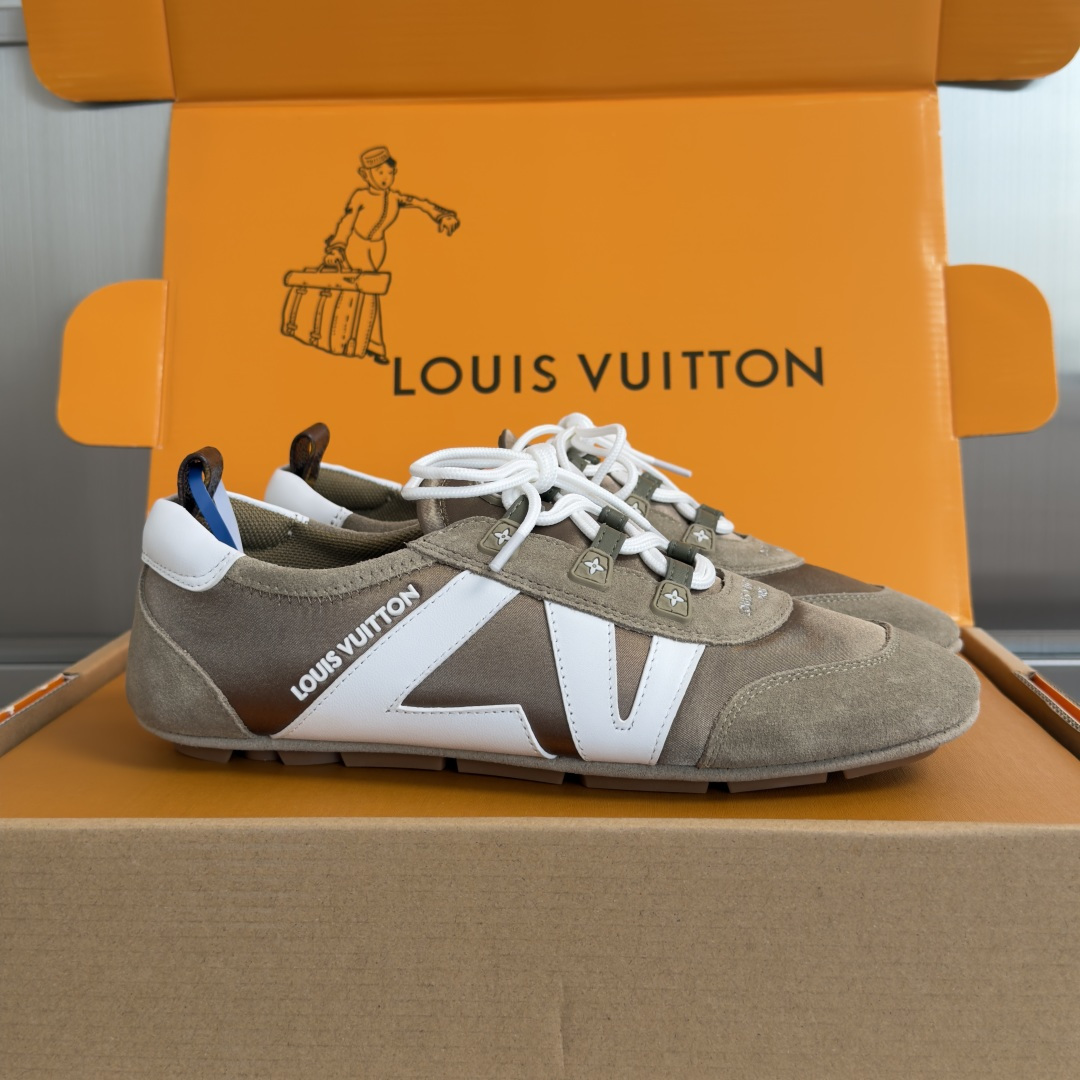 NO:722471,Top version of women's model LV Louis Vuitton L's Donkey brand latest Sneakerina series couple model ballet sneakers moral training shoes casual flat shoes sneakers original purchase development and production This LV Sneakerina ballet style sneakers are made of silky suede cow leather to create smooth lines, with the light structure of ballet shoes and the comfortable texture of sneakers. The LV logo on the side and the Monogram canvas back strap are rich in details, Sacchetto craftsmanship and  TPU outsole upgrades soft wearing experience. Exquisite packaging at delivery counter. Fabric: Original custom imported first-layer cowhide. Original custom breathable mesh lining. Original molded injection TPU material for sole. Sole thickness 1.5CM. Size: women's 35-42, casual shoes/sports shoes, louis vuitton, louis vuitton, louis vuitton, louis vuitton, flats, sneakers, cowhide.19860909顶级版本女款 LV路易威登 L家 驴牌 最新Sneakerina系列 情侣款 芭蕾运动鞋 德训鞋 休闲 平底鞋 球鞋 原版购入开发 做货 这款LV Sneakerina 芭蕾风运动鞋以丝滑绒面牛皮革塑造流畅线条,兼具芭蕾舞鞋的轻盈构型和运动鞋的舒适质感.侧面 LV 标识和 Monogram 帆布后袢带丰富细节,Sacchetto 工艺和 TPU 外底升级轻柔穿着体验 配送专柜精美包装 面料:原版定制进口头层牛皮 内里原版定制透气网里 鞋底原版开模注塑TPU材质 底厚1.5CM Size:女款35-42,休闲鞋/运动鞋,louis vuitton,louis vuitton,louis vuitton,louis vuitton,flats,sneakers,cowhide,Women's Shoes