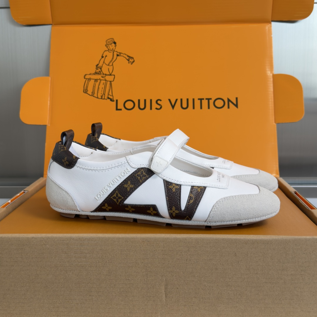 NO:722475,Top version of women's model LV Louis Vuitton L's Donkey brand latest Sneakerina series couple model Mary Jane ballet sneakers moral training shoes casual flat shoes sneakers original purchase development and production This LV Sneakerina ballet style sneakers are made of silky suede cow leather to create smooth lines, with the light structure of ballet shoes and the comfortable texture of sneakers. The LV logo on the side and the Monogram canvas back strap are rich in details, Sacchetto  Craftsmanship and TPU outsole upgrade for a soft wearing experience. Exquisite packaging at the delivery counter. Fabric: Original custom imported top-layer cowhide. Original custom breathable mesh lining. Original molded injection TPU material for sole. Sole thickness 1.5CM. Size: women's 35-42, casual shoes/sports shoes, louis vuitton, louis vuitton, louis vuitton, louis vuitton, mary jane, flats, sneakers, cowhide.19860909顶级版本女款 LV路易威登 L家 驴牌 最新Sneakerina系列 情侣款 玛丽珍 芭蕾运动鞋 德训鞋 休闲 平底鞋 球鞋 原版购入开发 做货 这款LV Sneakerina 芭蕾风运动鞋以丝滑绒面牛皮革塑造流畅线条,兼具芭蕾舞鞋的轻盈构型和运动鞋的舒适质感.侧面 LV 标识和 Monogram 帆布后袢带丰富细节,Sacchetto 工艺和 TPU 外底升级轻柔穿着体验 配送专柜精美包装 面料:原版定制进口头层牛皮 内里原版定制透气网里 鞋底原版开模注塑TPU材质 底厚1.5CM Size:女款35-42,休闲鞋/运动鞋,louis vuitton,louis vuitton,louis vuitton,louis vuitton,mary jane,flats,sneakers,cowhide,Women's Shoes