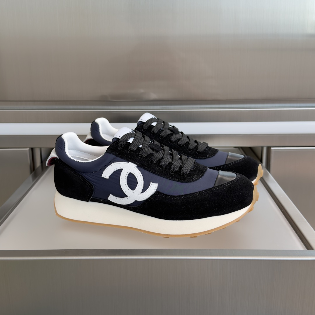 NO:722480,The top version of women's Chanel Chanel Xiaoxiang 26P Panda color casual sports shoes running shoes original purchase development and production Xiaoxiang C Home counter another super hot style, the love of Internet celebrity bloggers and ladies, various praises on social platforms, super popular high texture breathable super spring and summer, seeing this issue always arouses the inner desire of fashion in girls The latest suede material classic black and white color The upper and lower feet are very fashionable and easy to care for  Exquisite packaging at the delivery counter. Fabric: Original custom imported first-layer cowhide. Customized imported sheepskin lining/mesh lining. Original molded non-slip rubber sole. Sole thickness 3.5CM. Size: Women's 35-40, casual shoes/sports shoes, chanel, chanel, chanel, sneakers, cowhide, sheepskin, chamois leather.19860909顶级版本女款 Chanel香奈儿 小香26P 熊猫配色 休闲 运动鞋 跑步鞋 原版购入开发 做货 小香 C家 专柜又一超级大爆款,网红博主小姐姐们的挚爱,社交平台的各种夸赞,人气超高质感透气超级春夏,看到这期总能唤起少女内心对时髦的诉求 最新麂皮材质 经典黑白配色 上脚时髦感十足 容易打理 配送专柜精美包装 面料:原版定制进口头层牛皮 内里定制进口羊皮/网里 鞋底原版开模防滑橡胶材质 底厚3.5CM Size : 女款35-40,休闲鞋/运动鞋,chanel,chanel,chanel,sneakers,cowhide,sheepskin,chamois leather,Women's Shoes