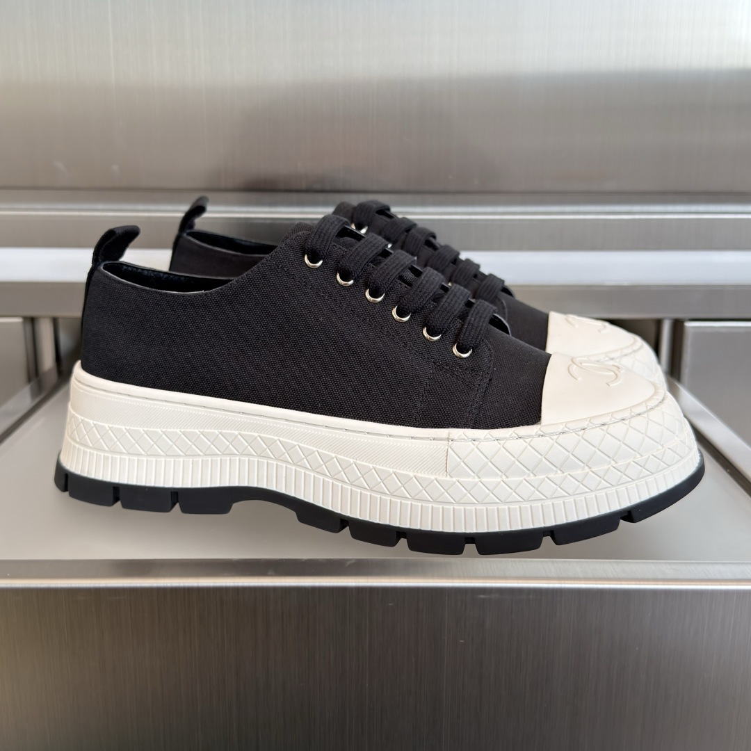 NO:726156,The top version of Chanel Chanel for women, Xiaoxiang 26P canvas, thick sole, casual sports shoes, original purchase, development, production, Xiaoxiang C Home, another super hot model in the counter, the favorite of Internet celebrity bloggers and ladies, various praises on social platforms, super popular, high quality, breathable, super spring and summer, seeing this issue always arouses the desire for fashion in girls. The latest suede material, classic black and white color, full of fashionable feeling on the feet, easy to take care of  Exquisite packaging at the delivery counter. Fabric: Original customized imported first-layer cowhide. Customized imported sheepskin lining. Original molded non-slip rubber sole. Bottom thickness 5.5CM. Size: Women's 35-41 (41 customized, non-returnable, casual shoes/sports shoes, chanel, chanel, chanel, sneakers, cowhide, sheepskin, chamois leather).19860909顶级版本女款 Chanel香奈儿 小香26P 帆布 厚底 休闲 运动鞋 原版购入开发 做货 小香 C家 专柜又一超级大爆款,网红博主小姐姐们的挚爱,社交平台的各种夸赞,人气超高质感透气超级春夏,看到这期总能唤起少女内心对时髦的诉求 最新麂皮材质 经典黑白配色 上脚时髦感十足 容易打理 配送专柜精美包装 面料:原版定制进口头层牛皮 内里定制进口羊皮里 鞋底原版开模防滑橡胶材质 底厚5.5CM Size : 女款35-41（41定制不退换,休闲鞋/运动鞋,chanel,chanel,chanel,sneakers,cowhide,sheepskin,chamois leather,Women's Shoes