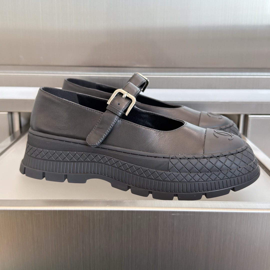 NO:726150,The top version of women's Chanel Chanel Xiaoxiang 26P thick-soled Mary Jane loafers, small leather shoes, original purchase and development, production, Xiaoxiang C's counter, another super hot model, the love of Internet celebrity bloggers and ladies, various praises on social platforms, super popular, high quality, breathable, super spring and summer, seeing this issue always arouses the inner desire of fashionable girls. The latest suede material, classic black and white color, full of fashionable feeling on the feet.  Easy to take care of. Exquisite packaging at the delivery counter. Fabric: Original custom imported first-layer cowhide. Customized imported sheepskin lining. Original molded non-slip rubber sole. Sole thickness 5.5CM. Size: Women's 35-41 (41 customized, non-returnable, Mary Jane, chanel, chanel, chanel, loafers, mary jane, cowhide, sheepskin, chamois leather)19860909顶级版本女款 Chanel香奈儿 小香26P 厚底 玛丽珍 乐福鞋 小皮鞋 原版购入开发 做货 小香 C家 专柜又一超级大爆款,网红博主小姐姐们的挚爱,社交平台的各种夸赞,人气超高质感透气超级春夏,看到这期总能唤起少女内心对时髦的诉求 最新麂皮材质 经典黑白配色 上脚时髦感十足 容易打理 配送专柜精美包装 面料:原版定制进口头层牛皮 内里定制进口羊皮里 鞋底原版开模防滑橡胶材质 底厚5.5CM Size : 女款35-41（41定制不退换,玛丽珍,chanel,chanel,chanel,loafers,mary jane,cowhide,sheepskin,chamois leather,Women's Shoes