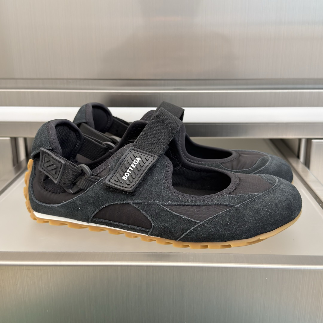 NO:726134,The top version of women's model Bottega Veneta Bottega Veneta BV's new Orbit Flash series Velcro Mary Jane ballet casual sports shoes BV's new OrbitFalsh Mary Jane shoes are finally here!  Suede + breathable fabric stitching, the texture is high-end, and the comfort is also online. There are so many interesting things about Mary Jane shoes!  BV's classic OrbitFlash shoe design is equipped with simple Velcro, which is retro, sweet and easy to put on and take off; it fits the foot shape and can modify the foot shape, making it look delicate!  Exquisite packaging at the delivery counter Fabric: Original customized imported cowhide + mesh Lining: Imported breathable mesh lining Sole: Original molded non-slip TPU material Sole thickness 2.5CM Size: Women's 35-40,Mary Jane,bottega veneta,bottega veneta,tom ford,bottega veneta,mary jane,sneakers,cowhide,chamois leather19860909顶级版本女款 Bottega Veneta 葆蝶家BV新款Orbit Flash系列 魔术贴 玛丽珍 芭蕾舞 休闲 运动鞋 BV 新款 OrbitFalsh玛丽珍鞋终于来了！ 麂皮＋透气织物拼接,质感高级,舒适度也很在线.玛丽珍鞋太多有意思的地方！BV 经典 OrbitFlash的鞋型设计搭配简约魔术贴,复古甜美又方便穿脱；贴合脚型还能修饰脚型,显秀气！ 配送专柜精美包装 面料 : 原版定制进口牛皮+网面 内里 : 进口透气网里 鞋底 : 原版开模防滑TPU材质 底厚 2.5CM Size : 女款35-40,玛丽珍,bottega veneta,bottega veneta,tom ford,bottega veneta,mary jane,sneakers,cowhide,chamois leather,Women's Shoes