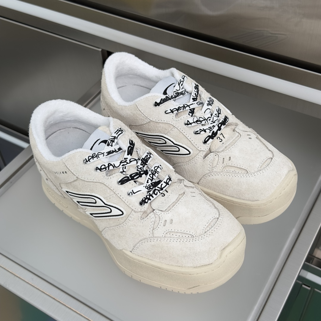 Balenciaga Balenciaga巴黎世家 最新Hamptons系列 厚底 破损 做旧 休闲 运动鞋