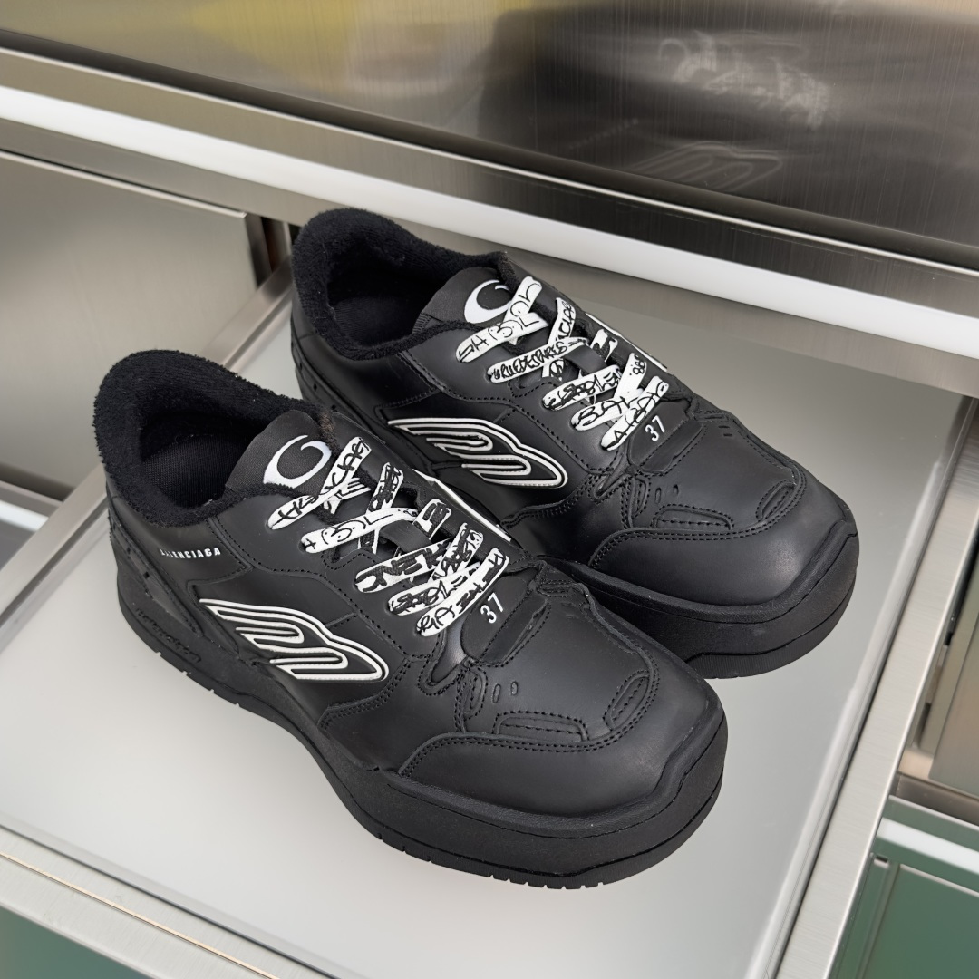 Balenciaga Balenciaga巴黎世家 最新Hamptons系列 厚底 破损 做旧 休闲 运动鞋