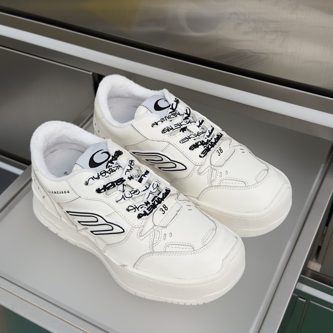 Balenciaga Balenciaga巴黎世家 最新Hamptons系列 厚底 破损 做旧 休闲 运动鞋