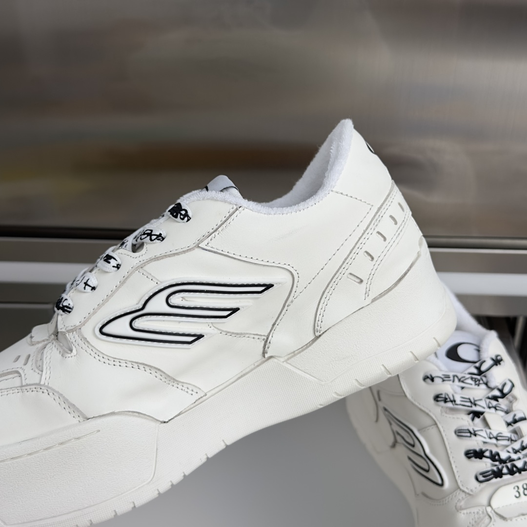 Balenciaga Balenciaga巴黎世家 最新Hamptons系列 厚底 破损 做旧 休闲 运动鞋