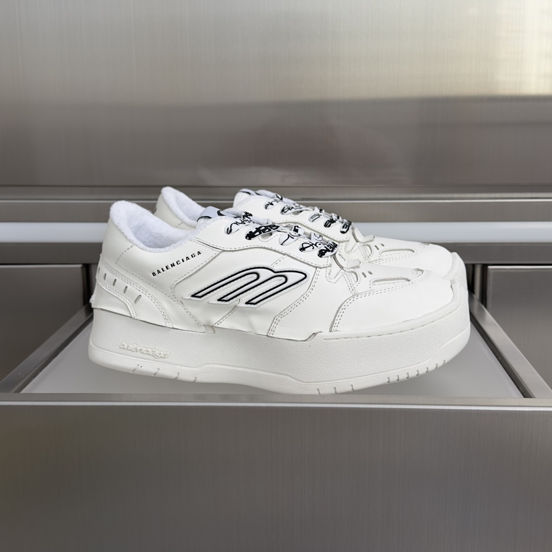 Balenciaga Balenciaga巴黎世家 最新Hamptons系列 厚底 破损 做旧 休闲 运动鞋