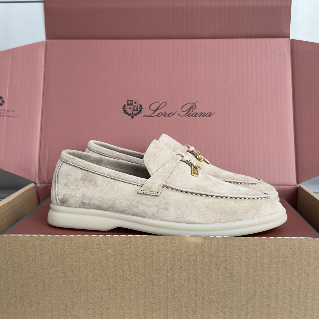 NO:748486,Top version Loro Piana Summer Charms Walk Series LP Couple model Old money style Casual flat loafers Comfortable and casual moccasin shoes, made of soft suede cow leather, light-colored rubber soles, a common casual feature of Loro Piana shoes, with front band and My Charms mini charm, it is an outstanding summer city accessory whether at home, at the beach or on the deck Beautiful packaging at the delivery counter  The fabric is original custom-made first-layer suede, the lining is custom-made soft sheepskin, the outsole is made of original molded anti-slip rubber, the sole is thick 3CM, Size women's 35-42 (41/42 non-returnable), Size men's 39-47 (46/47 non-returnable), loafers, loro piana, loro piana, loafers, cowhide, sheepskin, chamois leather19860909顶级版本情侣款 Loro Piana 诺悠翩雅 Summer Charms Walk系列 LP 情侣款 老钱风 休闲 平底 乐福鞋 舒适休闲的莫卡辛鞋,采用柔软的绒面牛皮革制作,浅色橡胶鞋底,是Loro Piana鞋履共有的休闲特色,鞋面前部饰带,配以My Charms迷你吊饰,无论在家里、在海边或甲板上,都是一款出众的夏季城市配饰 配送专柜精美包装 面料原版定制头层麂皮 内里定制柔软羊皮里 大底原版开模防滑橡胶材质 底厚3CM Size女款35-42（41/42不退换） Size男款39-47(46/47 不退换),乐福鞋,loro piana,loro piana,loafers,cowhide,sheepskin,chamois leather,Women's Shoes