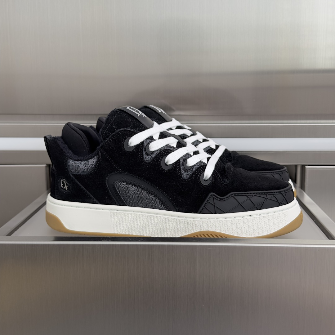 NO:748479,Top version men's Dior B9S series bread shoes casual sneakers skate shoes original purchase development and production This new B9S skateboard sneakers are inspired by skateboarding and Dior's haute couture spirit. Carefully crafted with navy blue cotton tweed, it reinterprets the classic cannage pattern and displays grained cow leather details to pay tribute to Dior  Pay tribute to the exquisite craftsmanship. The padded tongue and technical fabric socks create an ideal comfortable wearing experience. The design is full of classic details, such as the Dior logo on the heel and tongue, the cannage pattern panels, and the rubber Dior Charm logo on the side inspired by the Dior logo. The rubber sole engraved with a gradient effect Oblique print is more sophisticated and can add a high-end style to various looks. Exquisite packaging at the delivery counter. Fabric original custom first-layer cowhide + tweed  Customized breathable lining, outsole original molded non-slip TPU material, sole thickness 3.5CM19860909顶级版本男款 Dior迪奥B9S 系列 面包鞋 休闲 运动鞋 滑板鞋 原版购入开发做货 这款全新 B9S 滑板运动鞋的灵感源自滑板运动和 Dior 的高订精神.采用海军蓝色棉质粗花呢精心制作,重新演绎经典的藤格纹图案,展示粒面牛皮革细节,向 Dior 的精湛工艺致敬.加垫鞋舌和科技面料袜筒,打造理想的舒适穿着体验.设计处处可见经典细节,例如鞋跟和鞋舌的 Dior 标志、藤格纹图案的镶片,以及灵感源自 Dior 标识的侧面橡胶 Dior Charm 标志.搭配镌刻以渐变效果 Oblique 印花的橡胶鞋底更显精致,可为各式造型增添高订气质 配送专柜精美包装 面料原版定制头层牛皮+粗花呢 内里定制透气内里 大底原版开模防滑TPU材质 底厚3.5CM Size男码38-45（定制码38,休闲鞋/运动鞋,dior,dior,sneakers,cowhide,Women's Shoes