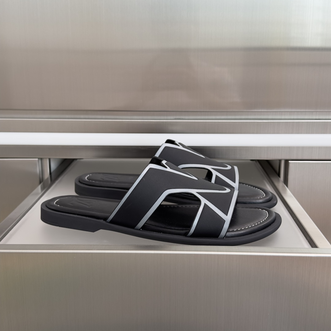 NO:750990,Top version of men's model LV Louis Vuitton L Family Donkey Brand Latest Oasis Series Presbyopia Sandals Slippers Original purchase, development and production This LV Oasis sandals are made of soft grained cow leather, with a classic Monogram pattern. The elegant upper structure resembles the crossed LV letters, and the leather and rubber outsole create a light and flexible experience. Exquisite packaging at the delivery counter. Fabric: Original customized first-layer cowhide. Imported soft sheepskin lining inside.  The sole is made of original molded non-slip TPU material, sole thickness 2CM Size: Men's 38-46 (38/45/46 customized), slippers, louis vuitton, louis vuitton, louis vuitton, louis vuitton, sandals, slippers, cowhide, sheepskin19860909顶级版本男款 LV路易威登 L家 驴牌 最新Oasis系列 老花 凉鞋 拖鞋 原版购入开发 做货 本款 LV Oasis 凉拖取材柔软粒面牛皮革,铺陈经典 Monogram 图案.优雅鞋面结构仿佛交叉的 LV 字母,皮革和橡胶外底成就轻盈灵活体验 配送专柜精美包装 面料:原版定制头层牛皮 内里进口柔软羊皮里 鞋底原版开模防滑TPU材质 底厚2CM Size:男款38-46（38/45/46定制）,拖鞋,louis vuitton,louis vuitton,louis vuitton,louis vuitton,sandals,slippers,cowhide,sheepskin,Women's Shoes