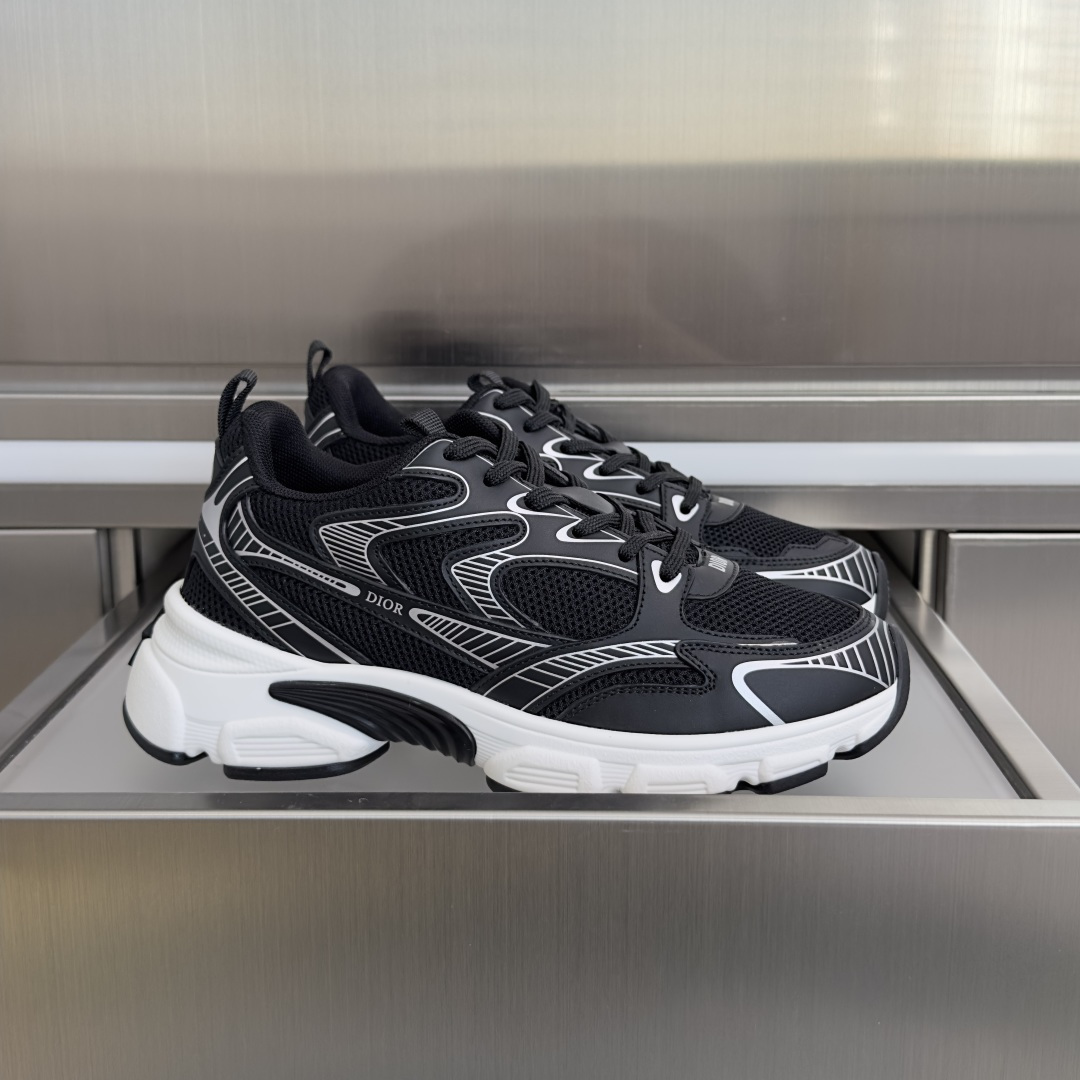 NO:750979,Top version women's / men's Dior Dior Chrono series couple's casual sneakers dad's shoes original purchase development and production This Dior Chrono sneaker is a new product in the 2025 autumn series. It reinterprets running shoes with a slingback design and highlights Dior's haute couture style. White mesh fabric with silver tone and white laminated leather effect panels, CD logo on both sides, star patch on the tongue and Dior on the back  Classic details such as logos highlight the style. Two-color shoelaces, lightweight soles with star patterns can create a casual look, suitable for all seasons. Exquisite packaging at the delivery counter. Fabric: Original imported first-layer cowhide + mesh. Original custom-made breathable mesh lining. Original open-molded non-slip TPU material for soles. Bottom thickness 4.5CM. Size: Women's 35-41 / Men's 39-45, casual shoes/sports shoes, dior, dior, sneakers, cowhide19860909顶级版本女款 / 男款 Dior迪奥Chrono系列 情侣款 休闲 运动鞋 老爹鞋 原版购入开发 做货 这款 Dior Chrono 运动鞋是二零二五秋季系列新品,以露跟设计重新演绎跑步鞋,彰显 Dior 的高订风格.白色网眼织物搭配银色调和白色层压皮革效果镶片,两侧的 CD 标志、鞋舌上的星星补丁和后侧的 Dior 标志等经典细节彰显格调.采用双色鞋带,轻盈鞋底搭配星星图案,可打造休闲造型,四季皆宜 配送专柜精美包装 面料:原版进口头层牛皮+网面 内里原版定制透气网里 鞋底原版开模防滑TPU材质 底厚4.5CM Size:女款35-41 / 男款39-45,休闲鞋/运动鞋,dior,dior,sneakers,cowhide,Women's Shoes