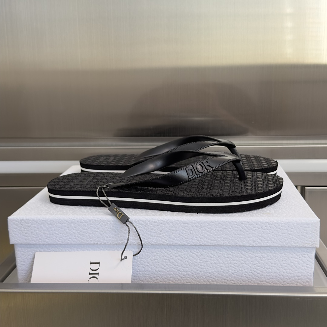 NO:750961,Top version of women's model Dior 26SS new style flip-flops flat lazy sandals summer fashion flip-flops high-end and classy, more suitable for lazy people, no need to do anything, convenient and fast delivery counter exquisite packaging fabric: original custom rubber material lining: no lining outsole: exclusive molded anti-slip EVA material bottom thickness: 2CM Size:  Women's 35-40, split-toe shoes, dior, dior, slippers19860909顶级版本女款 Dior迪奥 26SS 新款 夹脚 人字拖鞋 平底 懒人 凉拖鞋 夏季时尚人字拖 高端大气上档次外,更适合懒人族们,都不用动下手,方便快捷 配送专柜精美包装 面料: 原版定制橡胶材质 内里: 无内里 大底: 独家开模防滑EVA材质 底厚: 2CM Size: 女款35-40,分趾鞋,dior,dior,slippers,Women's Shoes