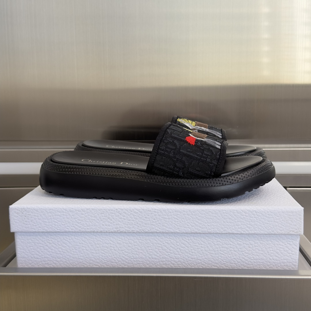 NO:750956,Top version of women's model Dior Dior's latest Dway series embroidered thick-soled sandals. Original purchase, development and production. This Dway cotton sandals are from the Dioriviera limited series, with a fashionable and casual design. Carefully made of cotton fabric, decorated with dark blue Oblique prints, and the upper is embellished with white rubber Christian Dior Paris logo. Lightweight thick-soled design, can be matched with other items in the Dioriviera limited series. Exquisite packaging at the delivery counter. Fabric: Original customized high-density canvas  The lining is made of custom-made imported breathable mesh. The sole is made of original molded rubber foam. The sole thickness is 3CM. Size: women's 35-41, slippers, dior, dior, slippers.19860909顶级版本女款 Dior迪奥 最新Dway系列 刺绣 厚底 凉拖鞋 原版购入开发 做货 这款 Dway 棉质凉拖来自 Dioriviera 限定系列,设计时尚休闲.采用棉质面料精心制作,饰以深蓝色 Oblique 印花,鞋面点缀以白色橡胶 Christian Dior Paris 标志.轻盈厚底设计,可与 Dioriviera 限定系列的其他单品搭配 配送专柜精美包装 面料:原版定制高密度帆布 内里定制进口透气网里 鞋底原版开模橡胶发泡材质 底厚3CM Size : 女款35-41,拖鞋,dior,dior,slippers,Women's Shoes