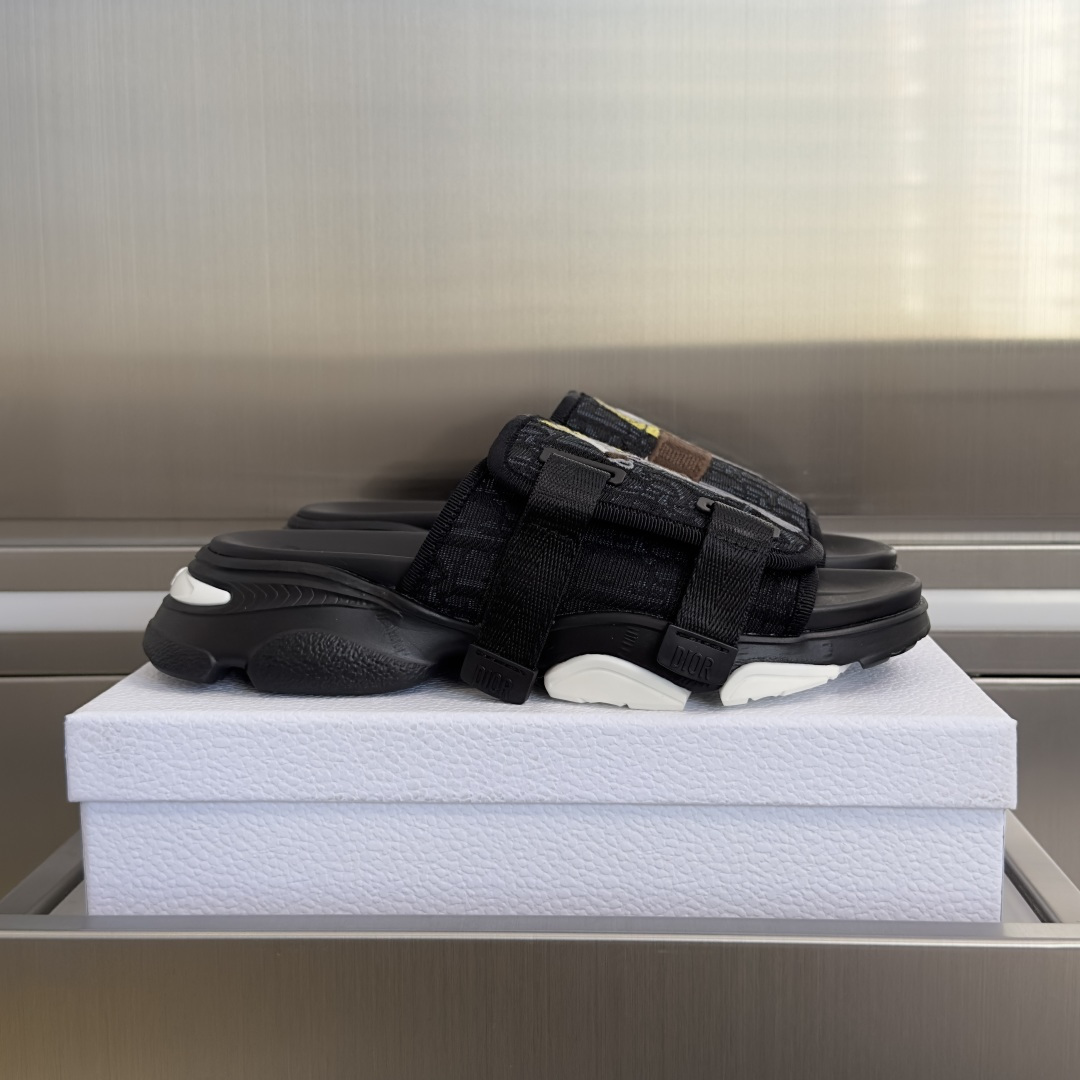 NO:750951,Top version women's Dior Dior D-Wander series embroidery Velcro thick sole slippers sandals this D-Wander  The sneakers reflect modern urban style. They are carefully made of technical fabrics and decorated with various camouflage patterns. The rubber soles are lightweight and comfortable, and are equipped with brand logo Velcro closures for adjustable size. They can be matched with various styles to create a sporty and fashionable style. Two logo Velcro straps are adjustable for size, suitable for any foot type. The soft, lightweight, textured rubber soles are decorated with the lucky star symbol. They are super comfortable on the feet and are a sneaker not to be missed all year round. Beautifully packaged at the delivery counter. Fabric:  Original customized high-density embroidery Lining: Original customized breathable mesh lining Outsole: Exclusive molded TPU+PE combination outsole Sole thickness: 3.5CM Size: Women's 35-41, slippers, dior, dior, sandals, sneakers, slippers19860909顶级版本 女款 Dior 迪奥 D-Wander系列 刺绣 魔术贴 厚底 拖鞋 凉鞋 这款D—Wander 运动鞋彰显摩登都市风范.采用科技面料精心制作,饰以各色迷彩图案,橡胶鞋底轻盈舒适,搭配品牌标志魔术贴开合,可调节尺寸.可与各式造型搭配,打造运动时尚型格.两条标志魔术贴可调节尺寸,不管什么脚型都适合.柔软轻盈、富有纹理的橡胶鞋底饰以 的幸运星符号.上脚具有超级舒适感,一年四季都不容错过的一款运动鞋 配送专柜精美包装 面料: 原版定制高密度刺绣 内里: 原版定制透气网里 大底: 独家开模TPU+PE组合大底 底厚: 3.5CM size: 女款35-41,拖鞋,dior,dior,sandals,sneakers,slippers,Women's Shoes