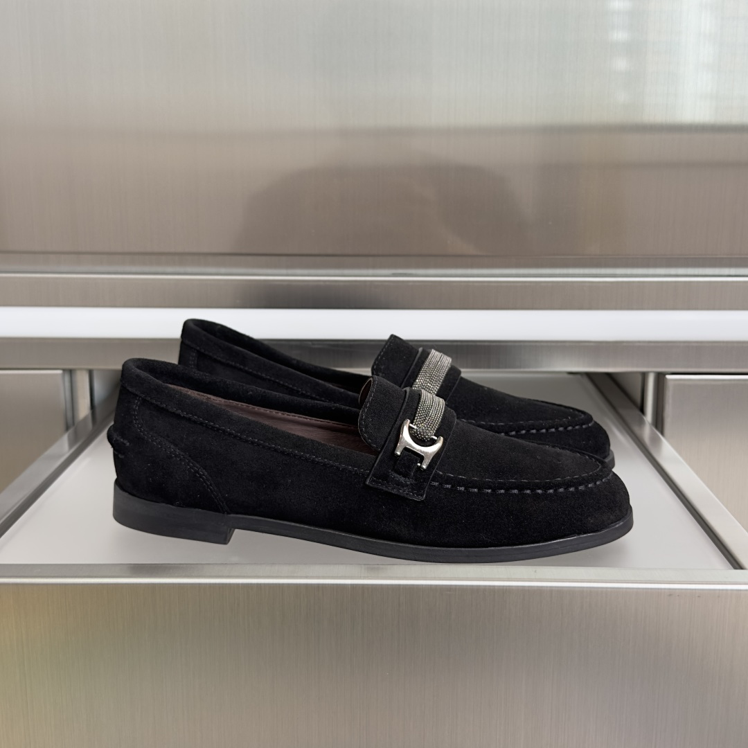 NO:759521,The top version of women's Brunello Cucinelie BC beaded loafers. The penny loafers, which have always been regarded as men's exclusive, have been softened in exquisite materials and modern designs, becoming exquisite and soft all-match women's shoes. The delicate texture of suede gives the shoes an elegant atmosphere and sublimates the colors of the season. The buckles are completely handmade with exquisite beads, giving the shoes a sense of logo and feminine temperament in pure Brunello Cucinelli style. Beautiful packaging at the delivery counter  The fabric is original and customized imported first-layer cowhide. The feet are made of original customized soft sheepskin lining. The sole is original molded Italian genuine leather outsole. Sole thickness 2CM. Size: women's 35-41, loafers, brunello cucinelli, loafers, cowhide, sheepskin, Leather soles.19860909顶级版本女款 Brunello Cucinelie 布鲁内诺库奇内利 BC镶珠 乐福鞋 一直被视为男士专有的便士乐福鞋在精致材料和现代设计中柔化,成为精致柔美的百搭女鞋.绒面革的细腻质感,赋予鞋款优雅气息,升华当季色彩.以精美镶珠完全手工打造的搭扣,以纯粹的 Brunello Cucinelli 风格赋予鞋子一抹标志感和柔美气质 配送专柜精美包装 面料原版定制进口头层牛皮 垫脚原版定制柔软羊皮里 鞋底原版开模意大利真皮大底 底厚2CM Size:女款35-41,乐福鞋,brunello cucinelli,loafers,cowhide,sheepskin,Leather soles,Women's Shoes