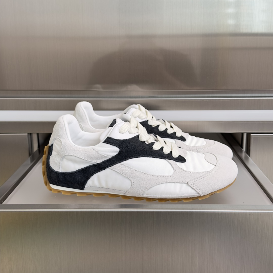 NO:759512,The top version of women's model Bottega Veneta BV's new Orbit Flash series color matching casual sports shoes BV's new OrbitFalsh Mary Jane shoes are finally here!  Suede + breathable fabric stitching, the texture is high-end, and the comfort is also online. There are so many interesting things about Mary Jane shoes!  BV's classic OrbitFlash shoe design is equipped with simple Velcro, which is retro, sweet and easy to put on and take off; it fits the foot shape and can modify the foot shape, making it look delicate!  Exquisite packaging at the delivery counter Fabric: Original customized imported cowhide + mesh Lining: Imported breathable mesh lining Sole: Original molded non-slip TPU material Sole thickness 2.5CM Size: Women's 35-40, casual shoes/sports shoes,bottega veneta,bottega veneta,tom ford,bottega veneta,mary jane,sneakers,cowhide,chamois leather19860909顶级版本女款 Bottega Veneta 葆蝶家BV新款Orbit Flash系列 拼色 休闲 运动鞋 BV 新款 OrbitFalsh玛丽珍鞋终于来了！ 麂皮＋透气织物拼接,质感高级,舒适度也很在线.玛丽珍鞋太多有意思的地方！BV 经典 OrbitFlash的鞋型设计搭配简约魔术贴,复古甜美又方便穿脱；贴合脚型还能修饰脚型,显秀气！ 配送专柜精美包装 面料 : 原版定制进口牛皮+网面 内里 : 进口透气网里 鞋底 : 原版开模防滑TPU材质 底厚 2.5CM Size : 女款35-40,休闲鞋/运动鞋,bottega veneta,bottega veneta,tom ford,bottega veneta,mary jane,sneakers,cowhide,chamois leather,Women's Shoes