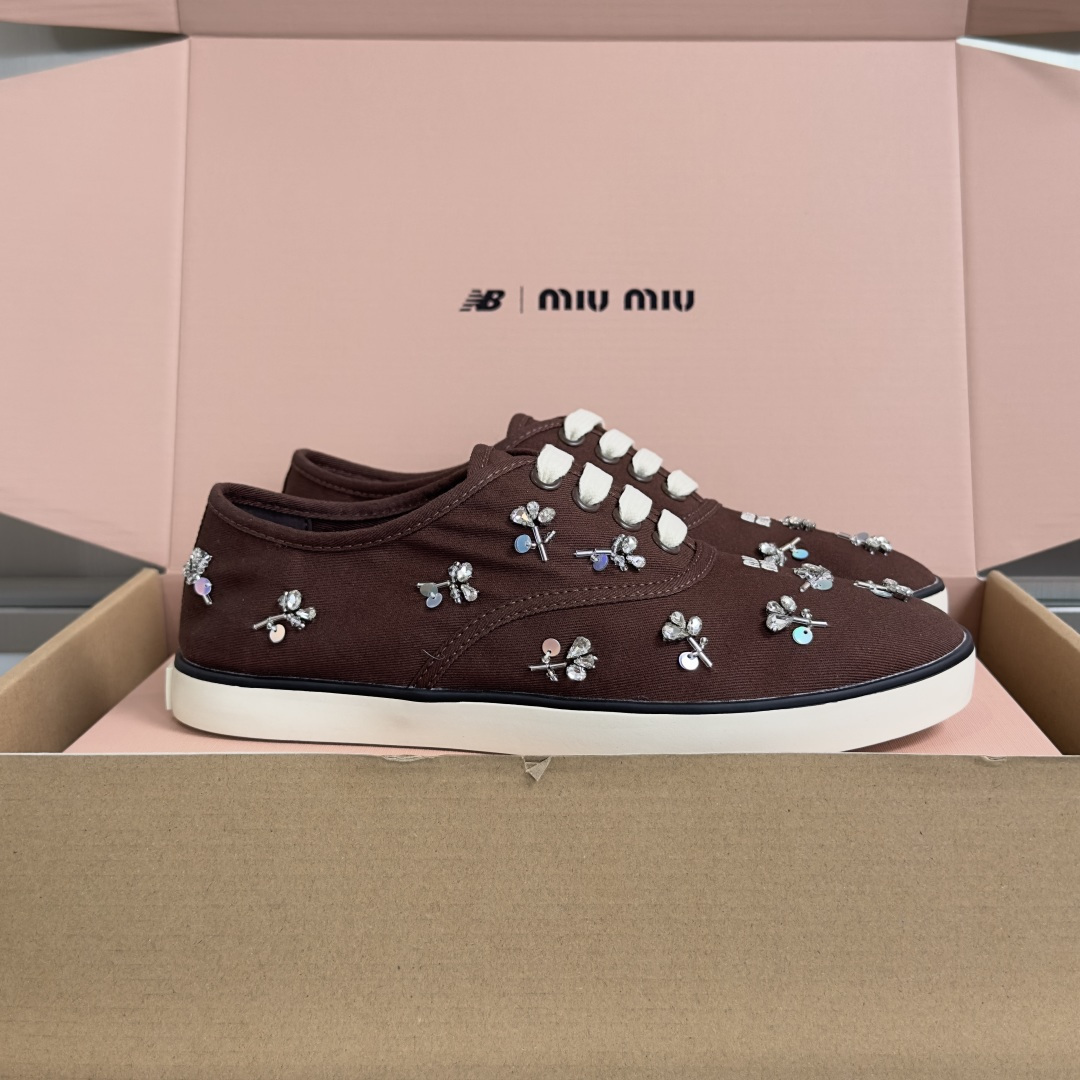 NO:759503,Top version of women's MiuMiu Latest flower rhinestone canvas casual sneakers Simple and relaxed, these twill-stitched rhinestone canvas sneakers combine practicality with style, and the lightweight design shows a casual attitude. The hand-finished soles and embroidered logo define their unique spirit. Beautifully packaged at the delivery counter. Fabric: Original custom imported high-density canvas. Lining: Imported breathable canvas. Sole: Original open-molded anti-slip rubber material. Thick sole.  2CM Size: Women's 35-40, casual shoes/sports shoes, miumiu, sneakers19860909顶级版本女款 MiuMiu缪缪 最新款 花朵 水钻 帆布 休闲 运动鞋 简约而轻松,这些斜纹布缝制水钻帆布运动鞋将实用性与风格相结合,轻盈设计展现随性态度.手工完成的鞋底和刺绣徽标定义了它们独特的精神 配送专柜精美包装 面料 : 原版定制进口高密度帆布 内里 : 进口透气帆布里 鞋底 : 原版开模防滑橡胶材质 底厚 2CM Size : 女款35-40,休闲鞋/运动鞋,miumiu,sneakers,Women's Shoes