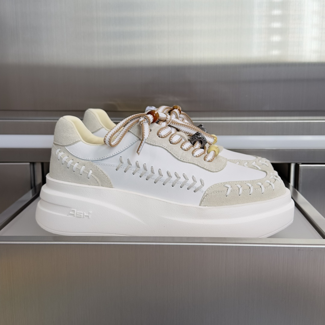 NO:759494,Top version of women's model ASH new INDY thick sole white shoes casual sports shoes original purchase and development production chrome-free cowhide splicing recyclable leather, leather surface is fully benzene dyed, breathable and environmentally friendly Lace-up with Velcro closure, fashionable and casual, easy to put on and take off Integrated with brand logo, details show quality Delivery counter exquisite packaging Original custom-made imported first-layer cowhide fabrics Original custom-made breathable mesh lining Original open-molded ultra-light foam soles  Bottom thickness 5CM Size: Women's 35-40 (customized size 40, casual shoes/sports shoes, sneakers, cowhide19860909顶级版本女款 ASH 新款INDY 厚底 小白鞋 休闲运动鞋 原版购入开发 做货 无铬牛皮拼接可循环皮革,皮革表面全苯染工艺,透气且环保 系带配搭魔术贴开合,时尚休闲且穿脱便利 融入品牌标识,细节展现品质感 配送专柜精美包装 面料原版定制进口头层牛皮 内里原版定制透气网里 鞋底原版开模超轻发泡鞋底 底厚5CM Size:女款35-40（40码定制,休闲鞋/运动鞋,sneakers,cowhide,Women's Shoes