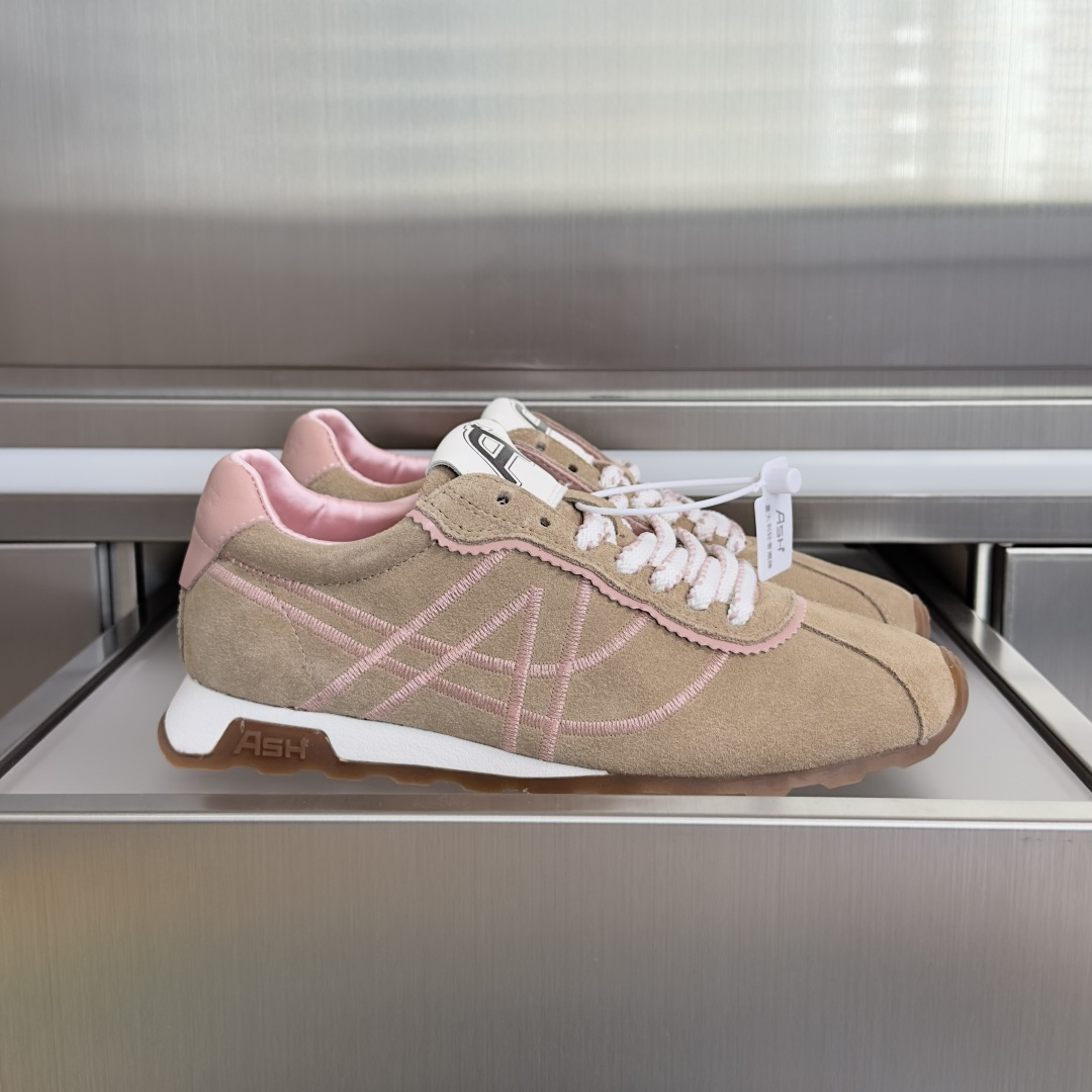 NO:759486,Top version women's ASH latest Kill Bill series casual sports shoes moral training shoes Forrest shoes Original purchase, development and production This Kill Bill series selects Argentinian tumbled calfskin and is processed through multiple processes. The texture is natural and the luster is transparent. It maintains the natural texture of the leather and gives you a comfortable foot experience. The delivery counter is exquisitely packaged. Fabric: Original customized imported first-layer cowhide. Imported soft sheepskin inside. The sole is made of original molded anti-slip rubber.  Bottom thickness 2.5CM Size: Women's 35-40 (customized size 40, casual shoes/sports shoes, sneakers, cowhide, sheepskin19860909顶级版本女款 ASH 最新款Kill Bill系列 休闲 运动鞋 德训鞋 阿甘鞋 原版购入开发 做货 这款Kill Bill系列 甄选阿根廷摔纹小牛皮,通过多重工序加工处理,纹理自然,光泽通透,保持皮料的天然质感,给你舒适的脚部体验 配送专柜精美包装 面料:原版定制进口头层牛皮 内里进口柔软羊皮 鞋底原版开模防滑橡胶材质 底厚2.5CM Size:女款35-40（40码定制,休闲鞋/运动鞋,sneakers,cowhide,sheepskin,Women's Shoes