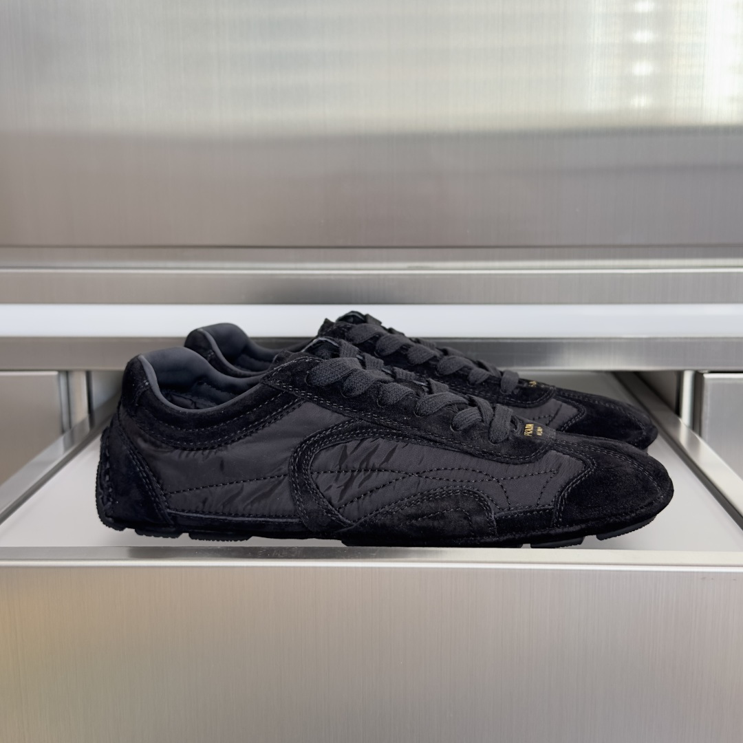 NO:759477,Top version of women's Prada Montecarlo series down cloth casual sneakers Linea Rossa series Montecarlo sneakers combine style and comfort with elegant and innovative design. The shoes are made of soft and flexible suede cow leather and mesh upper. The silhouette of this shoe is inspired by driving shoes, with a deconstructed sole design, showing a light appearance and smooth aesthetics. Exquisite packaging at the delivery counter. Fabric: Original custom imported cowhide + down cloth. Customized imported breathable mesh lining.  The sole is made of original molded non-slip rubber material, sole thickness 2CM Size: women's 35-40, casual shoes/sports shoes, prada, prada, sneakers, down jacket, cowhide19860909顶级版本女款 Prada普拉达 Montecarlo系列 羽绒布 休闲 运动鞋 Linea Rossa系列Montecarlo运动鞋,以高雅而创新的设计结合风格与舒适.鞋履采用柔软灵活的绒面牛皮革和网面鞋面.这款鞋履的廓形灵感源自驾驶鞋,采用解构鞋底设计,呈现轻盈外观和流畅美学 配送专柜精美包装 面料:原版定制进口牛皮+羽绒布 内里定制进口透气网里 鞋底原版开模防滑橡胶材质 底厚2CM Size : 女款35-40,休闲鞋/运动鞋,prada,prada,sneakers,down jacket,cowhide,Women's Shoes