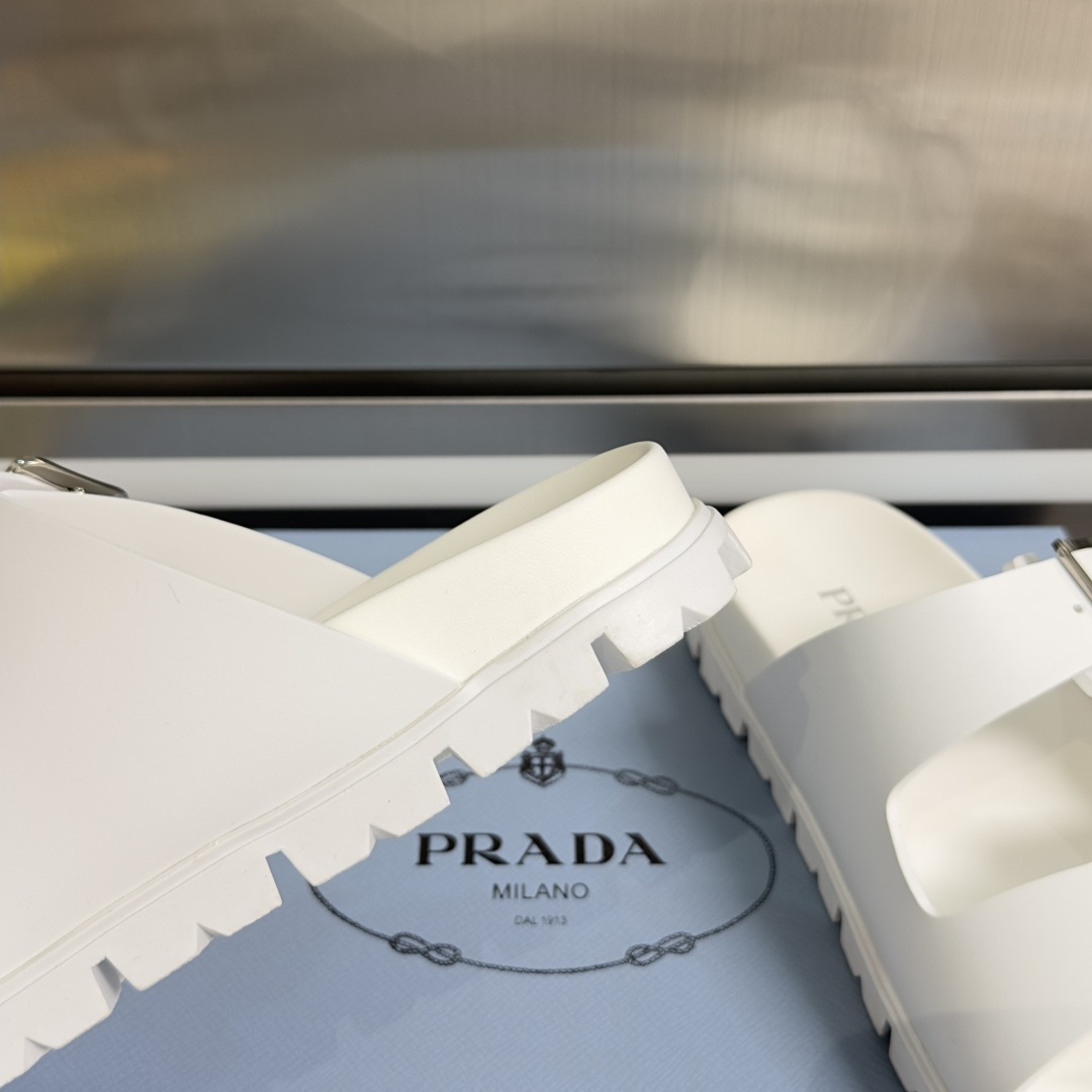 Prada Prada普拉达 P家 珐琅 三角标 厚底 休闲 凉鞋