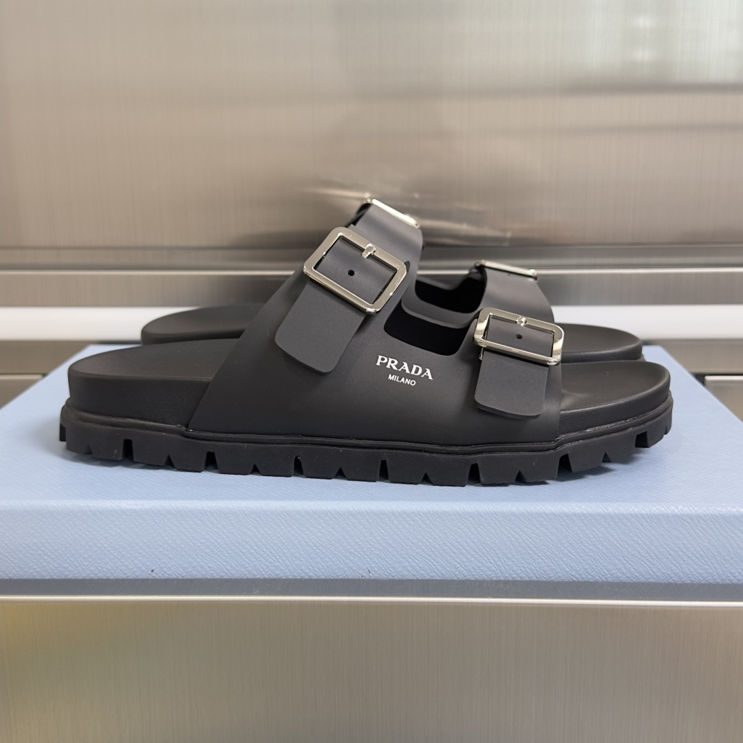 NO:759471,Top version of women's model Prada Prada P Home Enamel Triangle Logo Thick Sole Casual Sandals This soft suede leather sandal combines sports function and exquisite details. Decorated with an enameled triangle metal logo, the style is versatile and shows contemporary charm. The delivery counter is exquisitely packaged. Fabric: Original custom imported first-layer cowhide, lining imported soft sheepskin, sole original molded anti-slip rubber material, bottom thickness 3CM  Size: Women's 35-40 (customized size 40, slippers, prada, prada, sandals, slippers, cowhide, sheepskin19860909顶级版本女款 Prada普拉达 P家 珐琅 三角标 厚底 休闲 凉鞋 这款柔软绒面皮革凉鞋融合运动功能与精致细节.饰有涂珐琅三角形金属徽标,风格百搭,尽显当代魅力 配送专柜精美包装 面料:原版定制进口头层牛皮 内里进口柔软羊皮 鞋底原版开模防滑橡胶材质 底厚3CM Size:女款35-40（40码定制,拖鞋,prada,prada,sandals,slippers,cowhide,sheepskin,Women's Shoes