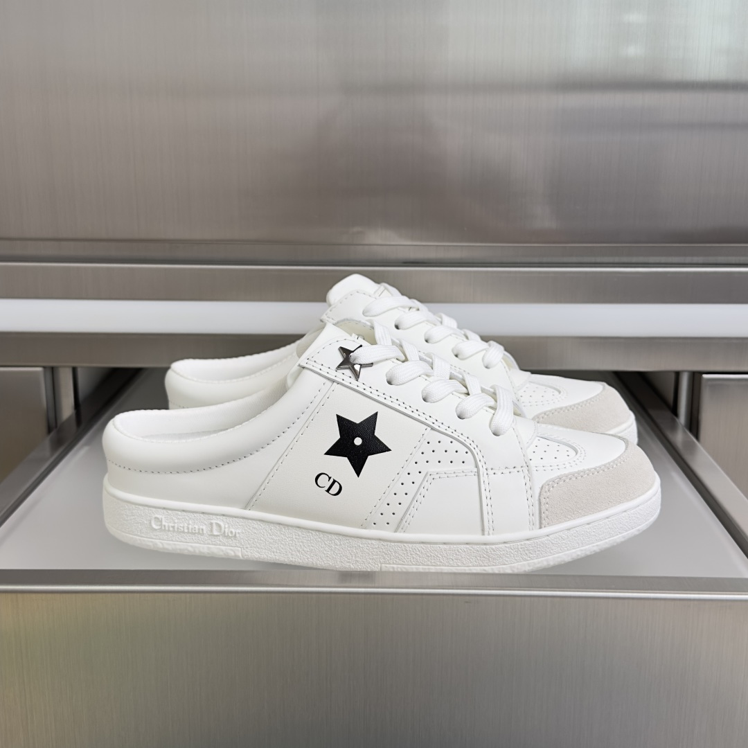 NO:759529,Top version for women Dior Star series Five-pointed star white shoes Thick sole Half-flop Casual sneakers This Dior Star sneaker continues the timeless silhouette and is a new classic item. Crafted from white calf leather and decorated with tonal suede calfskin panels. Embellished with CD and Christian Dior Paris logos, a metal-covered star decorates a lace eyelet to enhance the style. Lightweight style, matched with Christian Dior  The logo is light and thin, suitable for all seasons. It can be matched with various casual styles to add the finishing touch. Exquisite packaging at the delivery counter. Fabric: Original custom imported cowhide material. Customized imported breathable mesh lining. Original molded non-slip rubber sole material. Bottom thickness 2.5CM. Size: Women's 35-41, casual shoes/sports shoes, dior, dior, sneakers, cowhide.19860909顶级版本女款 Dior迪奥 Star 系列 五角星小白鞋 厚底 半拖 休闲 运动鞋 这款 Dior Star 运动鞋延续经久不衰的轮廓,是新款经典单品.采用白色牛皮革精心制作,饰以同色调绒面牛皮革镶片.点缀以 CD 和 Christian Dior Paris 标志,金属覆层星星装饰一个鞋带孔眼,提升格调.款式轻盈,搭配 Christian Dior 标志轻薄鞋底,四季皆宜,可与各式休闲造型搭配,增添点睛之笔 配送专柜精美包装 面料:原版定制进口牛皮材质 内里定制进口透气网里 鞋底原版开模防滑橡胶材质 底厚2.5CM Size : 女款35-41,休闲鞋/运动鞋,dior,dior,sneakers,cowhide,Women's Shoes