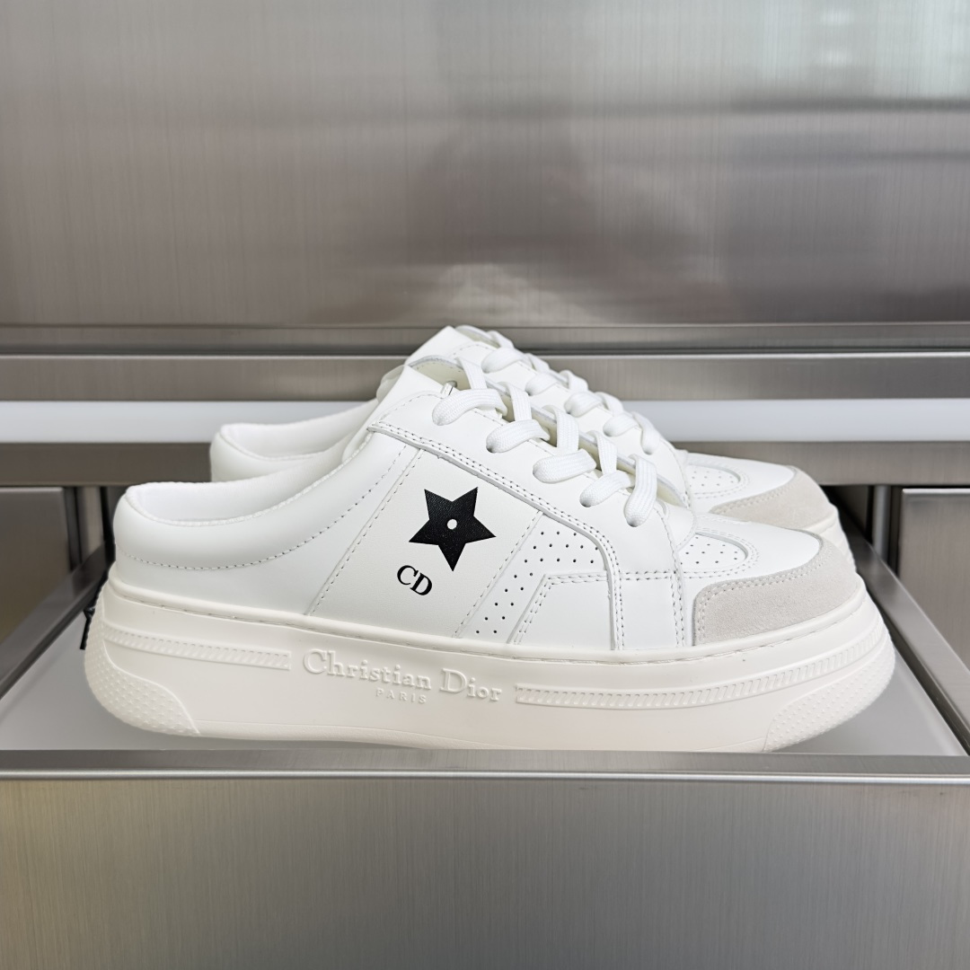 NO:759536,Top version for women Dior Star series Five-pointed star white shoes Thick sole Half-flop Casual sneakers This Dior Star sneaker continues the timeless silhouette and is a new classic item. Crafted from white calf leather and decorated with tonal suede calfskin panels. Embellished with CD and Christian Dior Paris logos, a metal-covered star decorates a lace eyelet to enhance the style. Lightweight style, matched with Christian Dior  The logo is lightweight and suitable for all seasons. It can be matched with all kinds of casual styles to add the finishing touch. Exquisite packaging at the delivery counter. Fabric: Original customized imported cowhide material. Customized imported breathable mesh lining. Original open-molded non-slip foam material for the sole. Sole thickness 4.5CM. Size: Women's 35-41, casual shoes/sports shoes, dior, dior, sneakers, cowhide19860909顶级版本女款 Dior迪奥 Star 系列 五角星小白鞋 厚底 半拖 休闲 运动鞋 这款 Dior Star 运动鞋延续经久不衰的轮廓,是新款经典单品.采用白色牛皮革精心制作,饰以同色调绒面牛皮革镶片.点缀以 CD 和 Christian Dior Paris 标志,金属覆层星星装饰一个鞋带孔眼,提升格调.款式轻盈,搭配 Christian Dior 标志轻薄鞋底,四季皆宜,可与各式休闲造型搭配,增添点睛之笔 配送专柜精美包装 面料:原版定制进口牛皮材质 内里定制进口透气网里 鞋底原版开模防滑发泡材质 底厚4.5CM Size : 女款35-41,休闲鞋/运动鞋,dior,dior,sneakers,cowhide,Women's Shoes