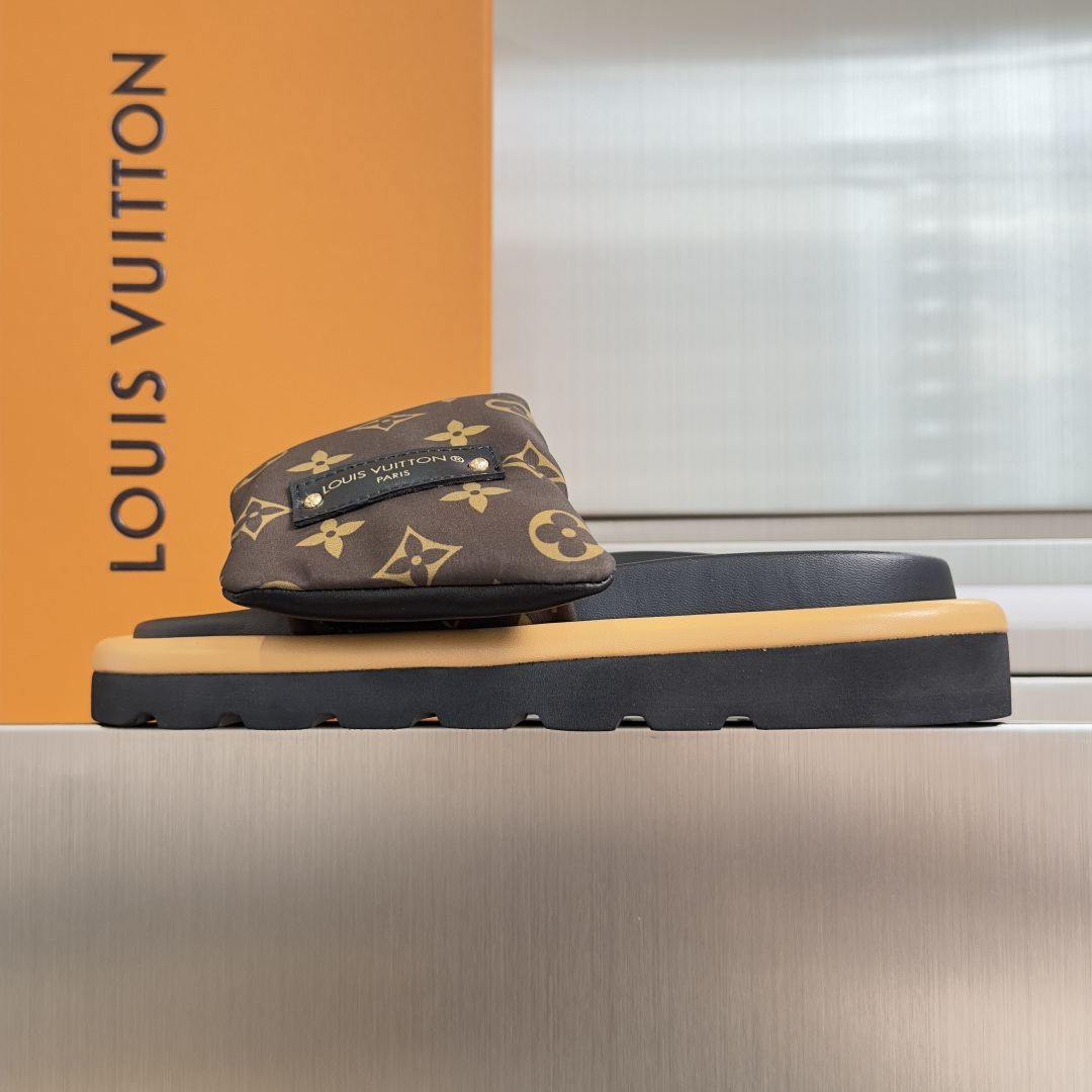 Louis Vuitton LV路易威登L家驴牌 POOL PILLOW COMFORT 魔术贴 丹宁牛仔布 棋盘格 浮雕 面包 平底凉拖鞋