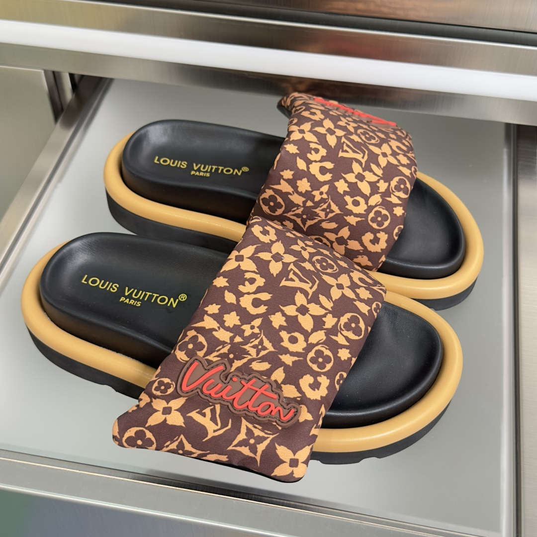 Louis Vuitton LV路易威登L家驴牌 POOL PILLOW COMFORT 魔术贴 丹宁牛仔布 棋盘格 浮雕 面包 平底凉拖鞋