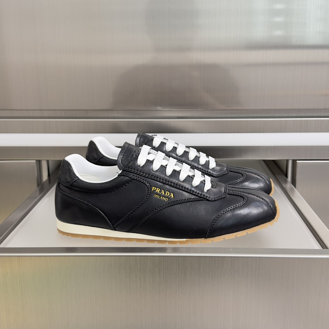 NO:790102,The top version of women's Prada Prada P home casual sports shoes Moral training shoes Forrest shoes This suede leather sports shoe adopts a soft and light design, showing sports style and simple elegance. Smooth lines and thin soles outline the silhouette, a perfect balance between functionality, comfort and modern style. Exquisite packaging at the delivery counter. Fabric: Original custom imported first-layer cowhide. Customized imported soft sheepskin lining. Original open-molded anti-slip rubber sole. Bottom thickness 2.5CM Size:  Women's 35-40 (can be customized 41, casual shoes/sports shoes, prada, prada, sneakers, cowhide, sheepskin19860909顶级版本女款 Prada普拉达P家 休闲 运动鞋 德训鞋 阿甘鞋 此款绒面皮革运动鞋采用柔软轻盈的设计,展现运动风格与简约高雅气质.流畅线条与纤薄鞋底勾勒出廓形,功能性、舒适性与现代风格完美平衡 配送专柜精美包装 面料:原版定制进口头层牛皮 内里定制进口柔软羊皮里 鞋底原版开模防滑橡胶材质 底厚2.5CM Size : 女款35-40（可定制41,休闲鞋/运动鞋,prada,prada,sneakers,cowhide,sheepskin,Women's Shoes
