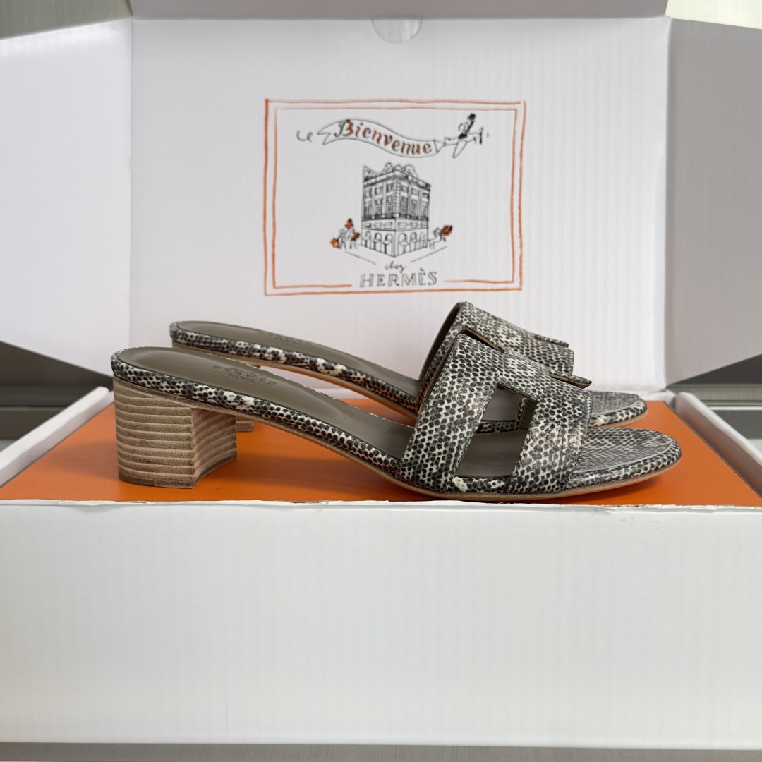 NO:790118,The top version of women's Hermes classic Oran series H slippers, flat high heels, thick heels, sandals, calfskin sandals, classic 'H'-shaped upper details. Create a fashionable look, a good summer companion. Beautiful packaging at the delivery counter. The fabric is original custom-made imported first-layer cowhide. The lining is imported soft sheepskin. The sole is made of original Italian leather. Thick flat bottom 1CM / high heel 5CM.  Size: Women's 34-43 (34/41/42/43 customized), slippers, hermes, hermes, sandals, slippers, cowhide, sheepskin19860909顶级版本女款 Hermes爱马仕 经典Oran系列 H拖鞋 平底 高跟 粗跟 凉鞋 小牛皮凉鞋,经典“H”型鞋面细节.打造时尚造型,可谓夏日良伴. 配送专柜精美包装 面料原版定制进口头层牛皮 内里进口柔软羊皮里 鞋底原版意大利真皮材质 底厚平底1CM / 高跟5CM Size:女款34-43（34/41/42/43定制）,拖鞋,hermes,hermes,sandals,slippers,cowhide,sheepskin,Women's Shoes