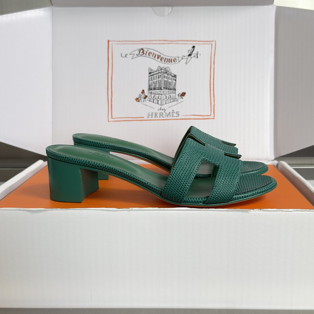 NO:790121,The top version of women's Hermes classic Oran series H slippers, flat high heels, thick heels, sandals, calfskin sandals, classic 'H'-shaped upper details. Create a fashionable look, a good summer companion. Beautiful packaging at the delivery counter. The fabric is original custom-made imported first-layer cowhide. The lining is imported soft sheepskin. The sole is made of original Italian leather. Thick flat bottom 1CM / high heel 5CM.  Size: Women's 34-43 (34/41/42/43 customized), slippers, hermes, hermes, sandals, slippers, cowhide, sheepskin19860909顶级版本女款 Hermes爱马仕 经典Oran系列 H拖鞋 平底 高跟 粗跟 凉鞋 小牛皮凉鞋,经典“H”型鞋面细节.打造时尚造型,可谓夏日良伴. 配送专柜精美包装 面料原版定制进口头层牛皮 内里进口柔软羊皮里 鞋底原版意大利真皮材质 底厚平底1CM / 高跟5CM Size:女款34-43（34/41/42/43定制）,拖鞋,hermes,hermes,sandals,slippers,cowhide,sheepskin,Women's Shoes