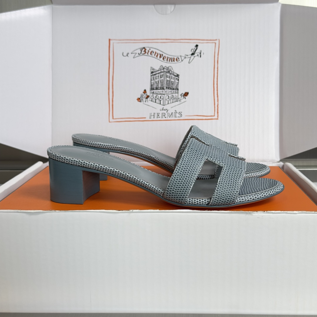 NO:790124,The top version of women's Hermes classic Oran series H slippers, flat high heels, thick heels, sandals, calfskin sandals, classic 'H'-shaped upper details. Create a fashionable look, a good summer companion. Beautiful packaging at the delivery counter. The fabric is original custom-made imported first-layer cowhide. The lining is imported soft sheepskin. The sole is made of original Italian leather. Thick flat bottom 1CM / high heel 5CM.  Size: Women's 34-43 (34/41/42/43 customized), slippers, hermes, hermes, sandals, slippers, cowhide, sheepskin19860909顶级版本女款 Hermes爱马仕 经典Oran系列 H拖鞋 平底 高跟 粗跟 凉鞋 小牛皮凉鞋,经典“H”型鞋面细节.打造时尚造型,可谓夏日良伴. 配送专柜精美包装 面料原版定制进口头层牛皮 内里进口柔软羊皮里 鞋底原版意大利真皮材质 底厚平底1CM / 高跟5CM Size:女款34-43（34/41/42/43定制）,拖鞋,hermes,hermes,sandals,slippers,cowhide,sheepskin,Women's Shoes